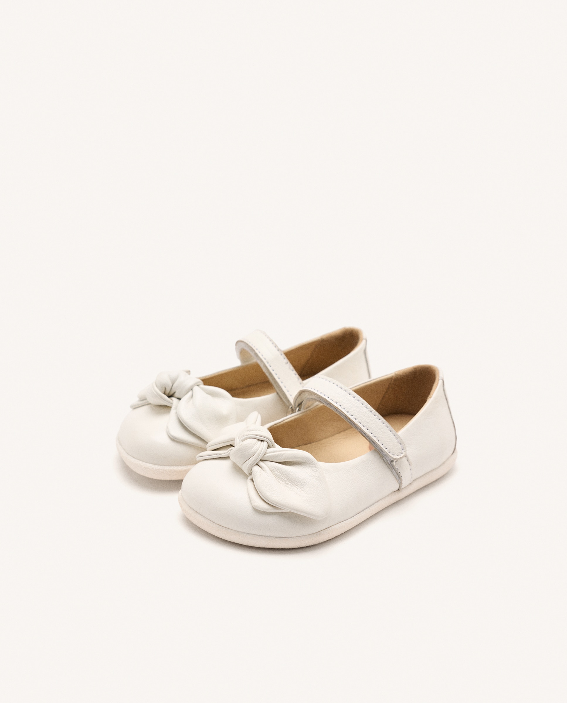 Bailarinas de Bebé Barefoot Tipo Merceditas de Pele com Adorno de Laço Branco-2
