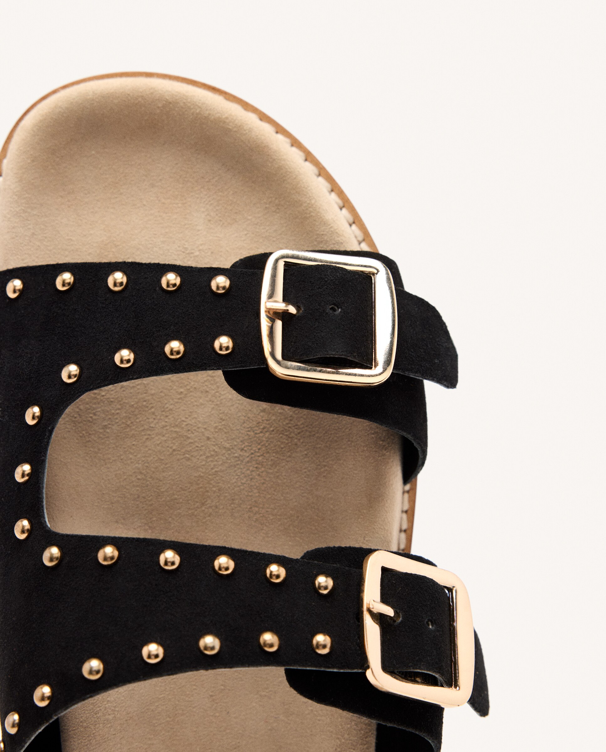 Sandálias Rasas de Pele com Tachas e Fivelas Preto-4