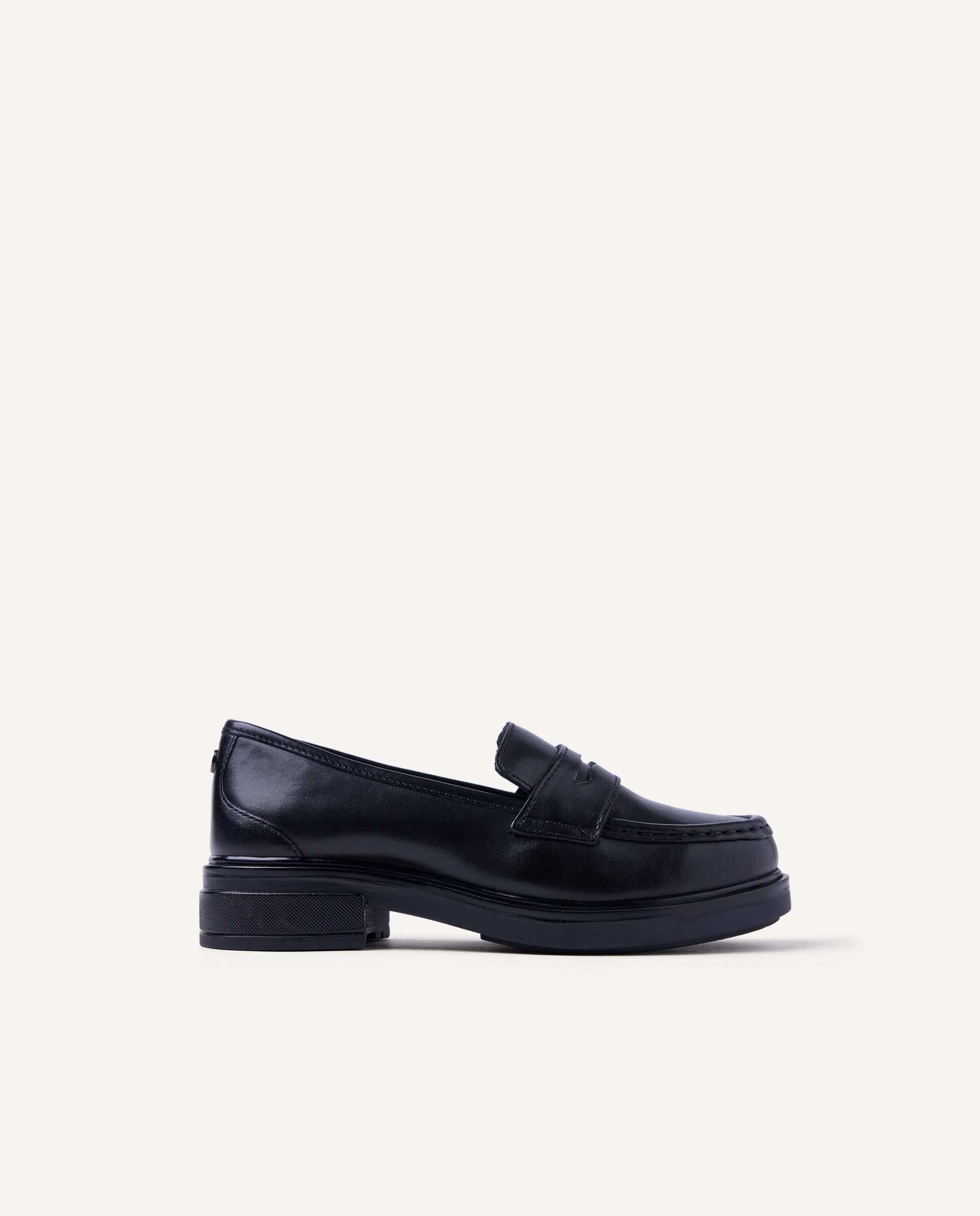 Imagem 0 de Sapatos de Colégio Tipo Mocassins de Pele com Detalhe de Fivela e Palmilha Acolchoada