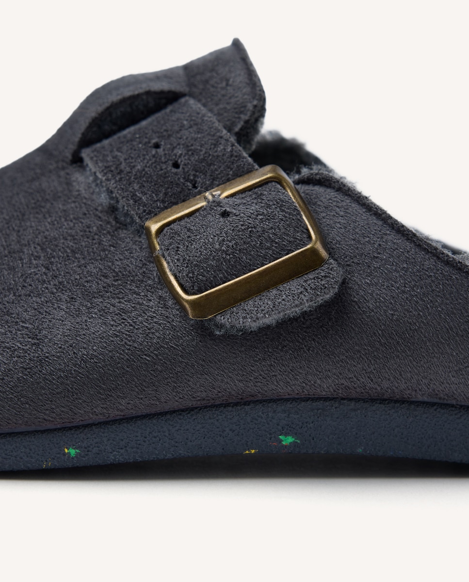 Pantufas Tipo Socas de Bamara com Detalhe de Fivela Cinzento-5