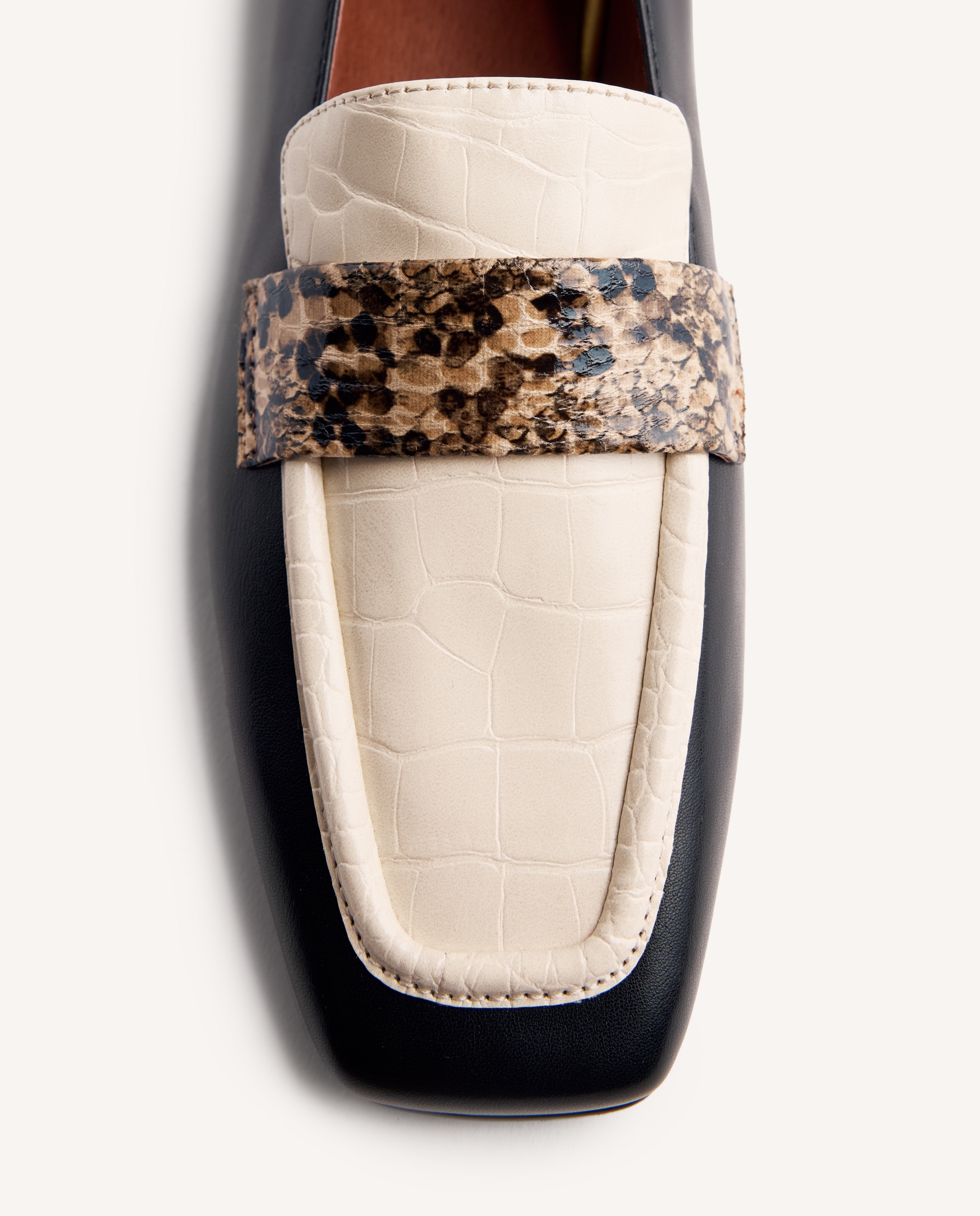 Mocassins com Palmilha Acolchoada e de Pele Preto-3