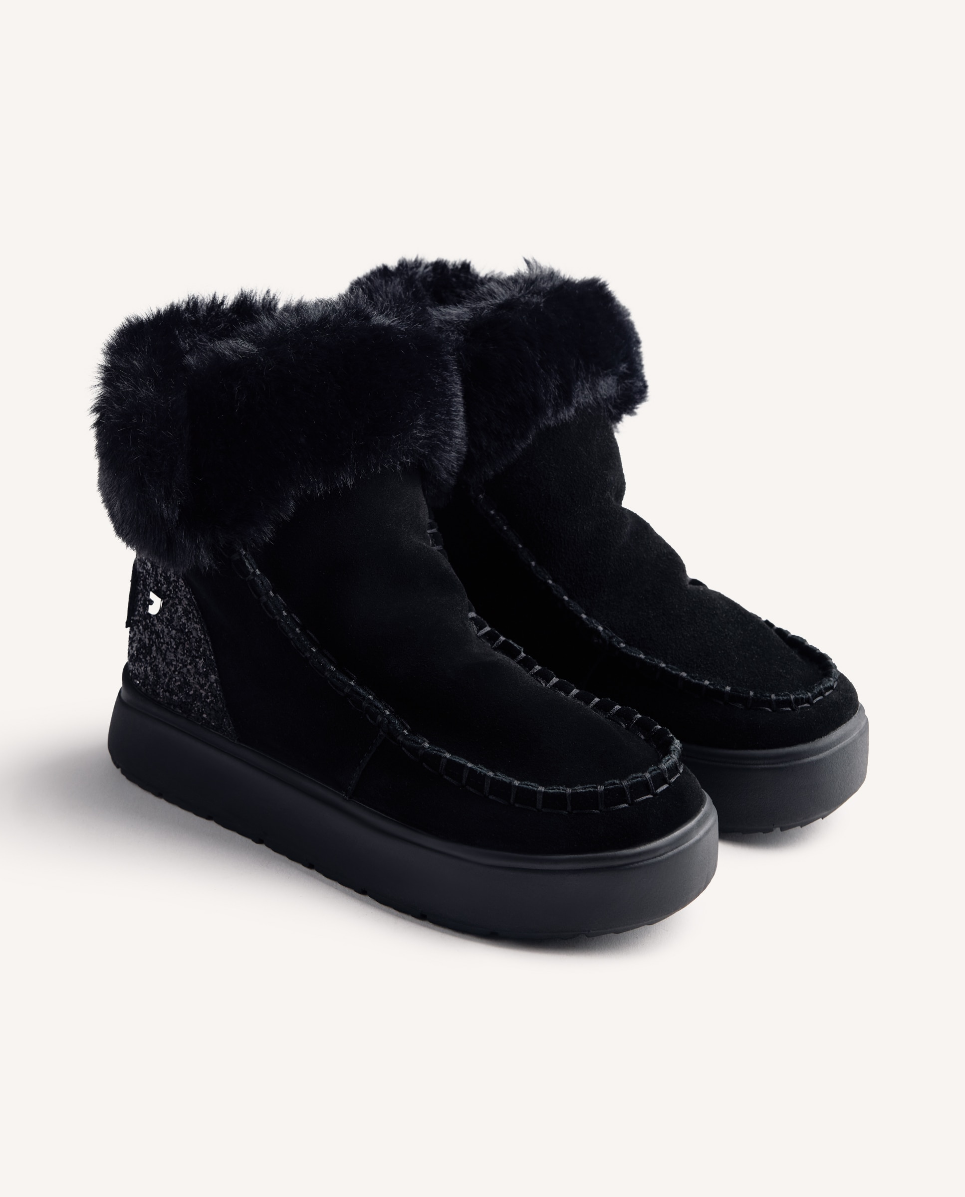 Botas Estilo Australianas em Camurça com Forro de Pelo Preto-2