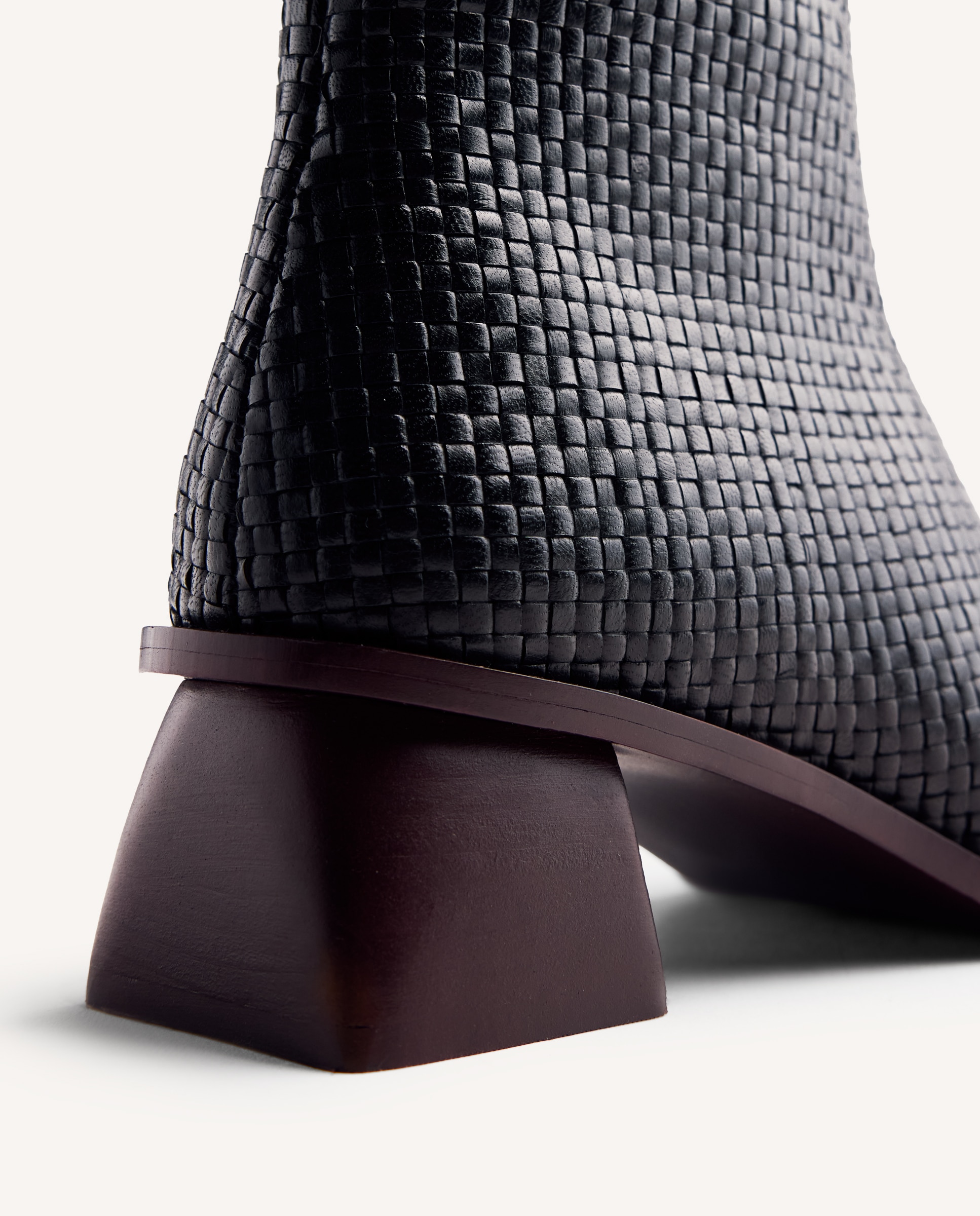 Botins de Pele Entrançada À Mão Preto-5