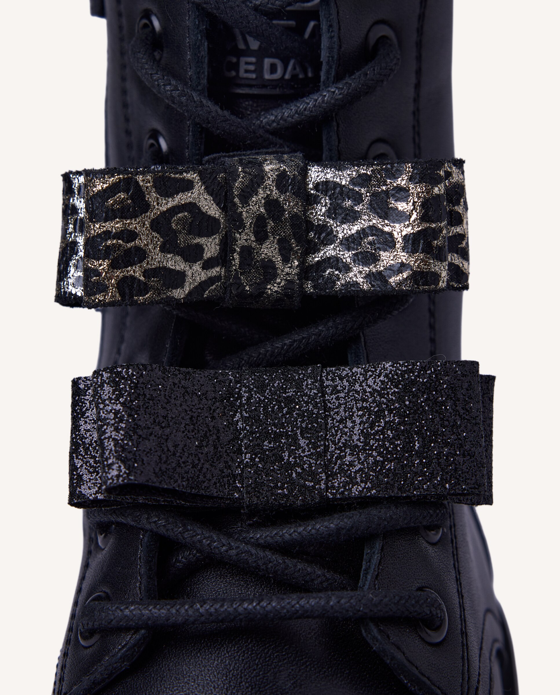 Botas em Pele com Laços Preto-5