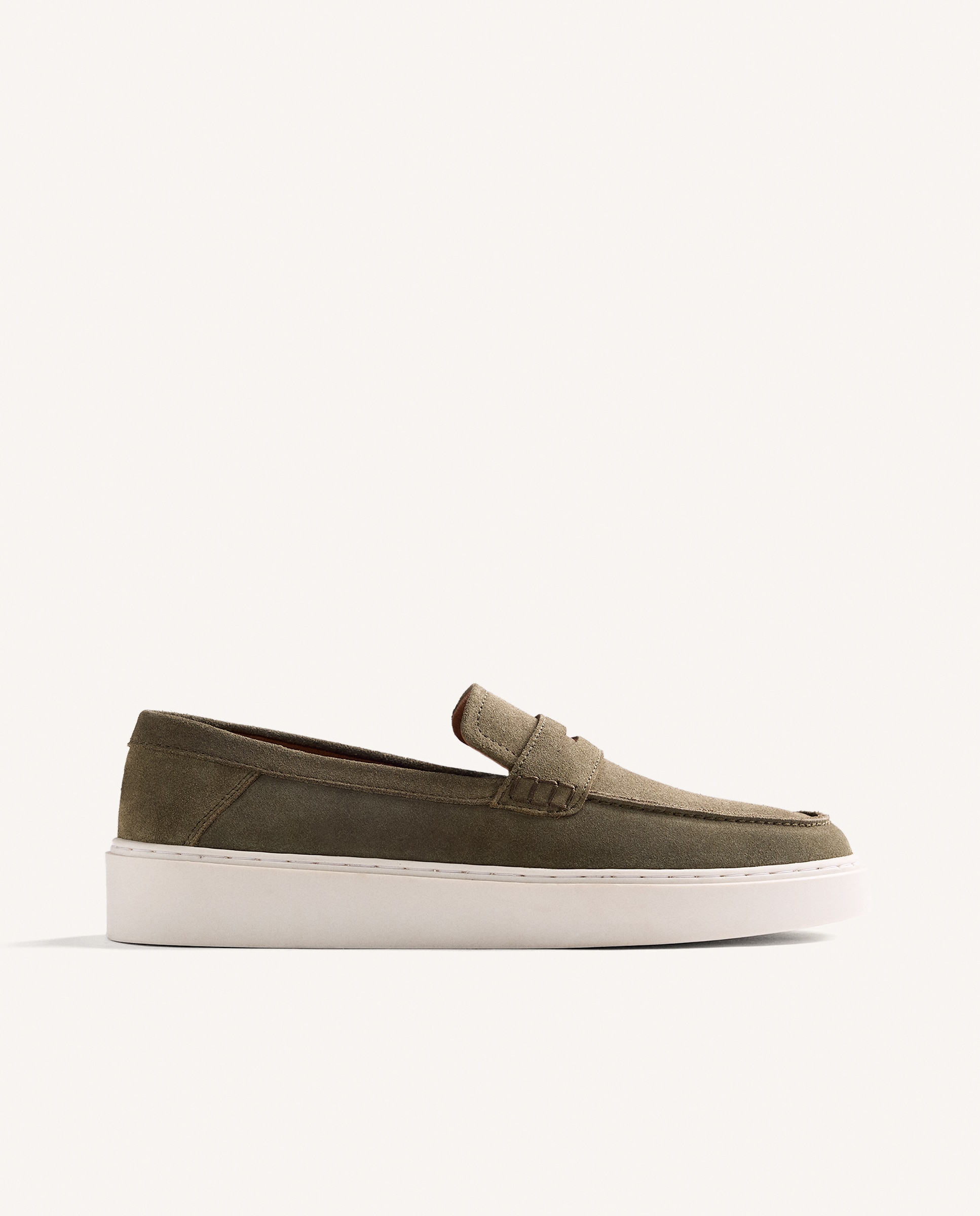 Imagem 0 de Mocassins de Pele Monocolor em Acabamento Camurça
