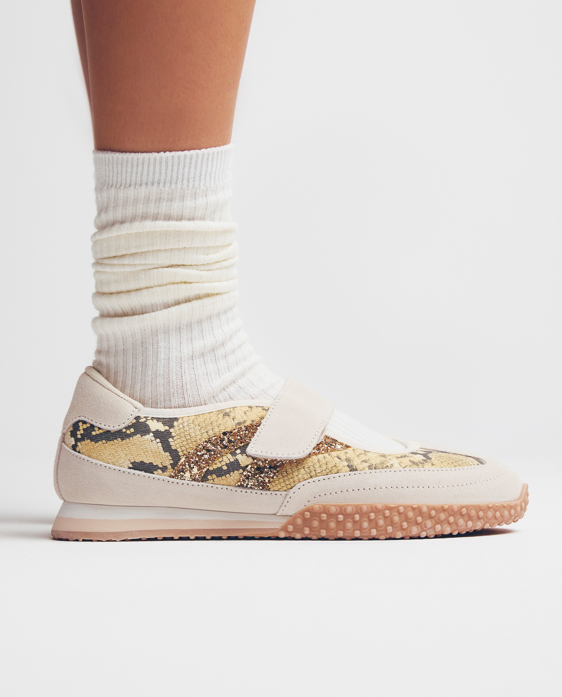 Sabrinas Rasas Abertas Estilo Desportivo com Estampado de Serpente Bege-7