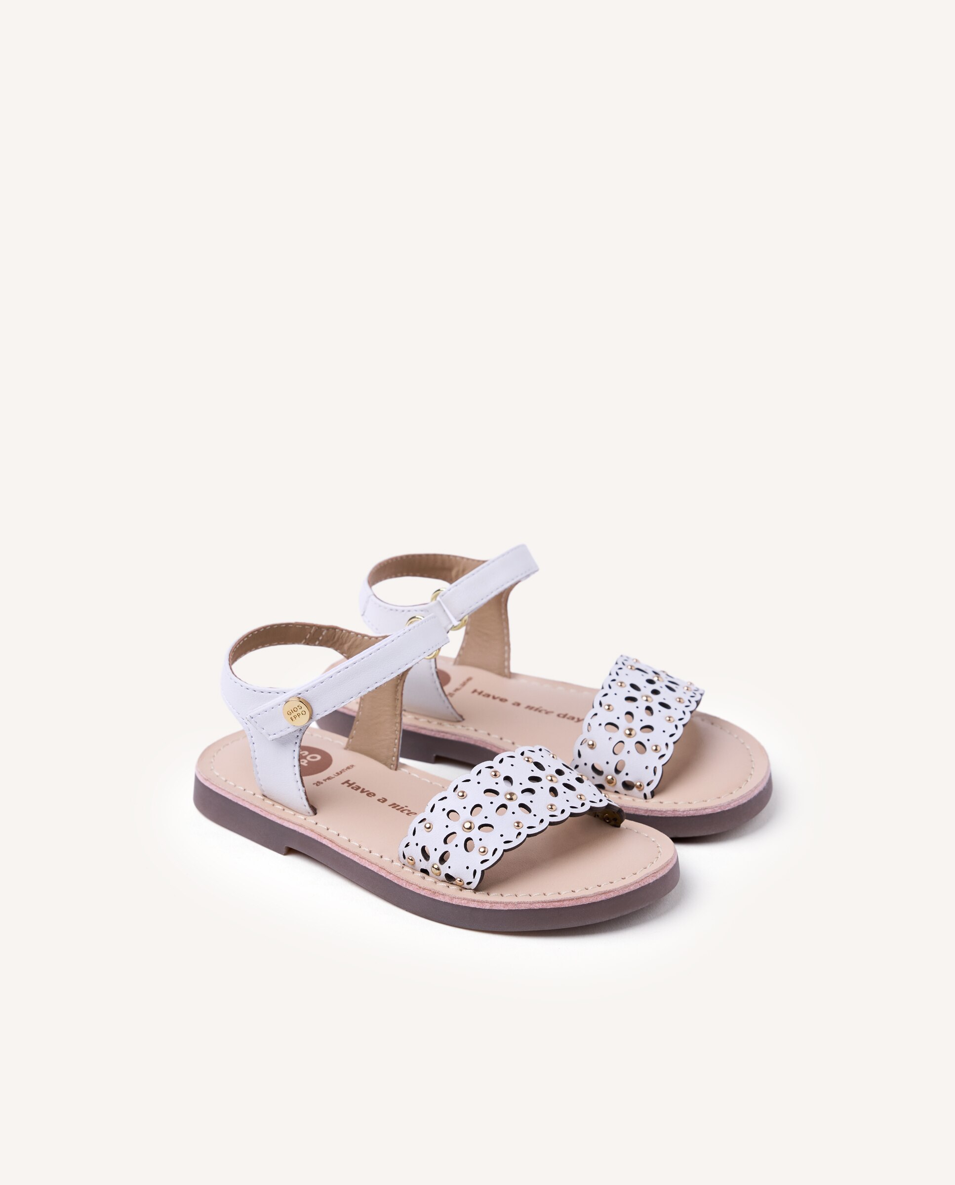 Sandálias Abertas Infantil de Pele Perfurada com Flores e Detalhe de Tachas em Acabamento Dourado Gioseppo Branco-2