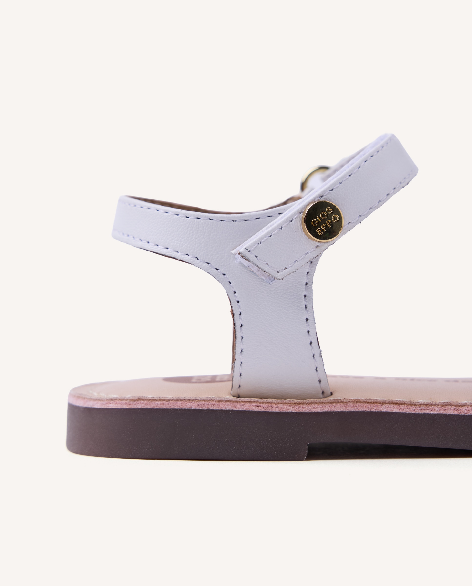 Sandálias Abertas Infantil de Pele Perfurada com Flores e Detalhe de Tachas em Acabamento Dourado Gioseppo Branco-6