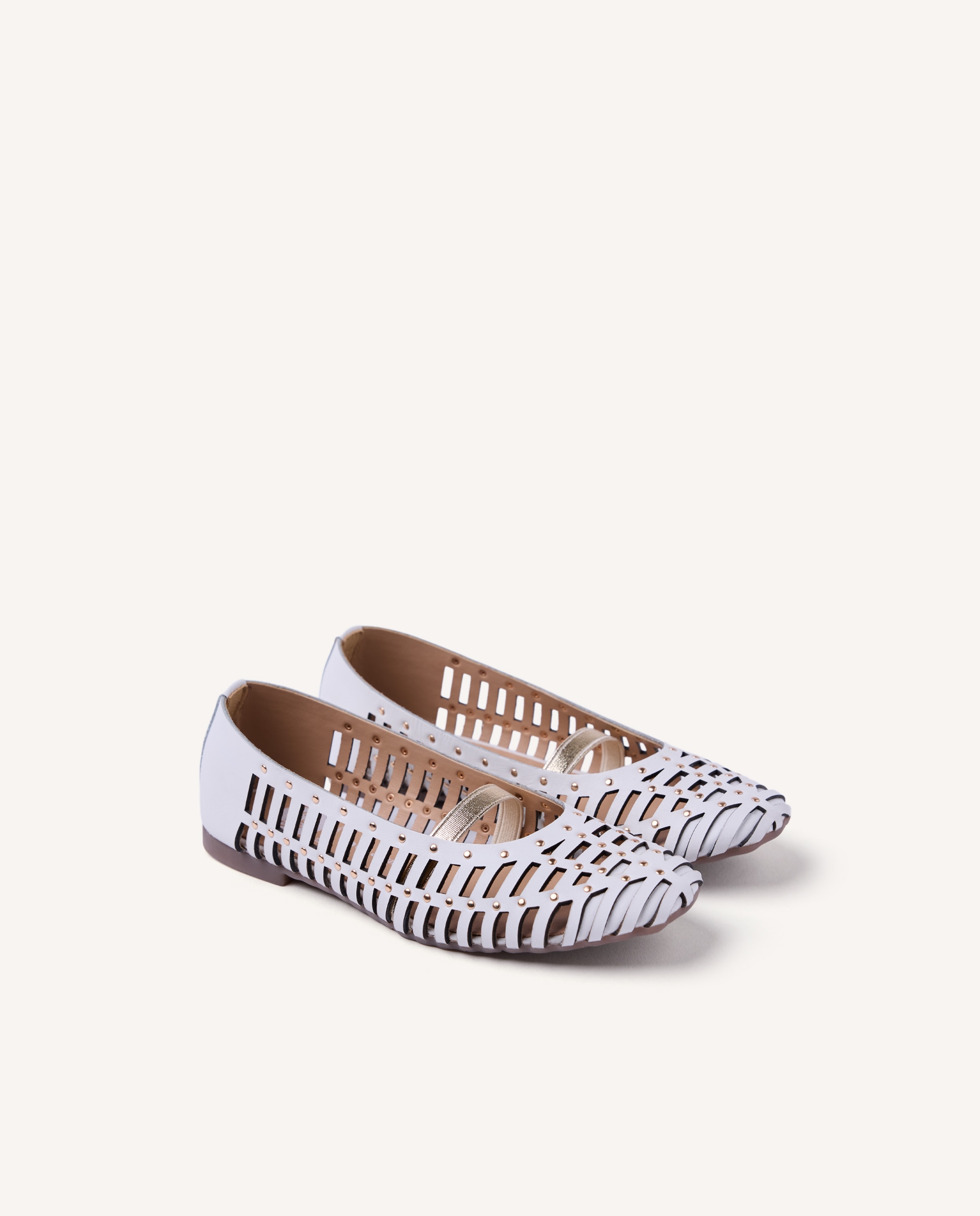 Sabrinas Infantil de Pele Aberta com Tachas em Acabado Dourado Branco-2