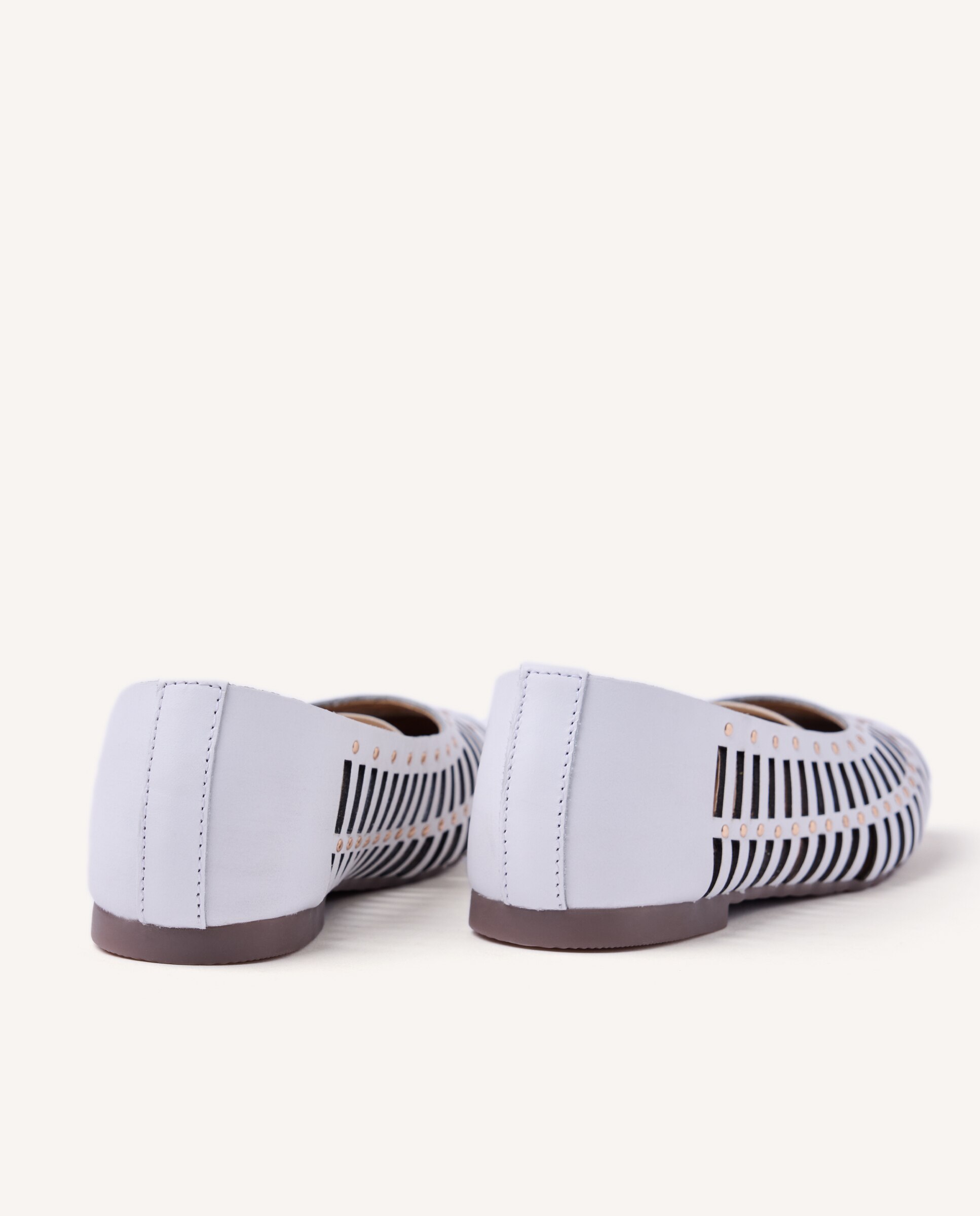 Sabrinas Infantil de Pele Aberta com Tachas em Acabado Dourado Branco-4