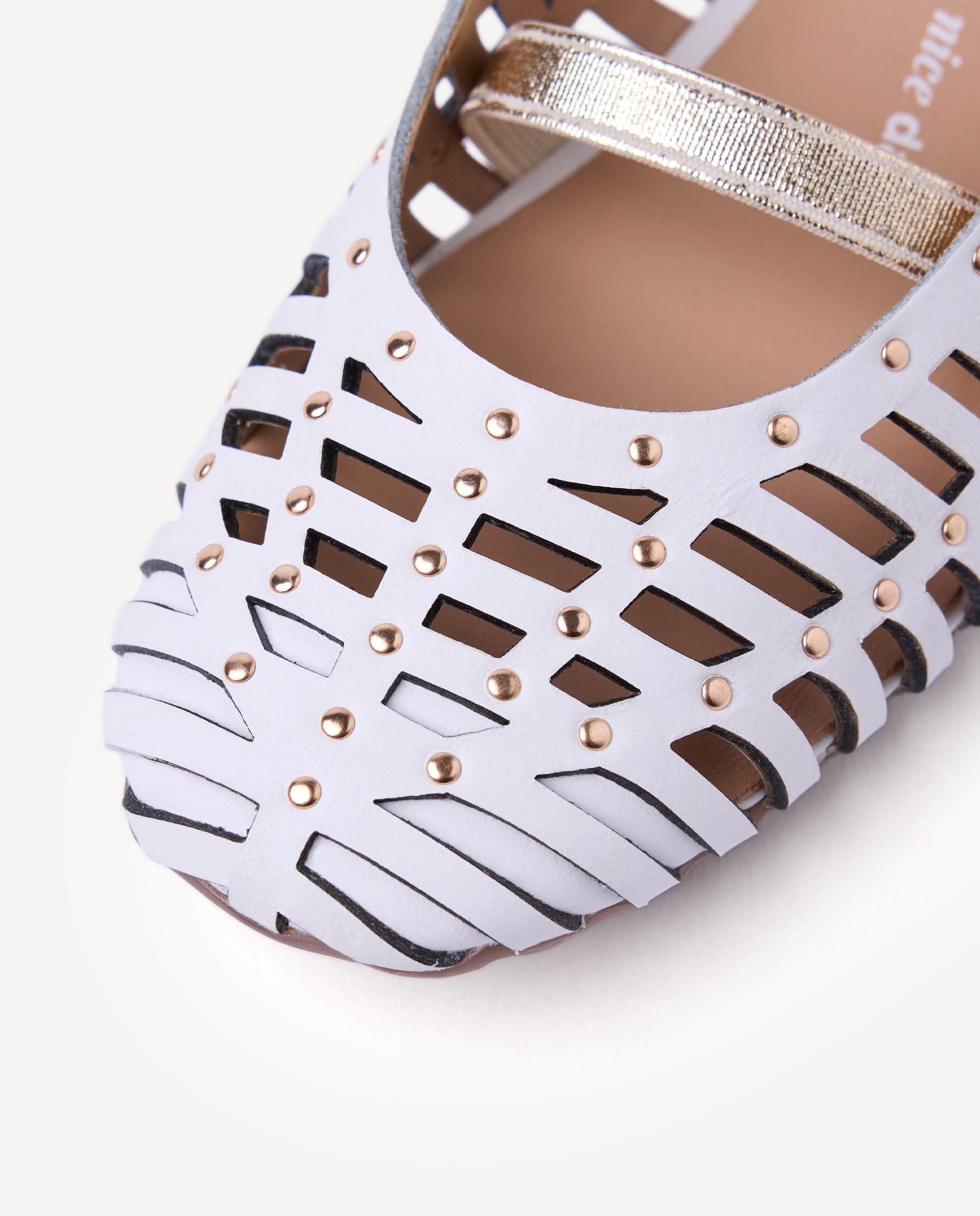 Sabrinas Infantil de Pele Aberta com Tachas em Acabado Dourado Branco-5