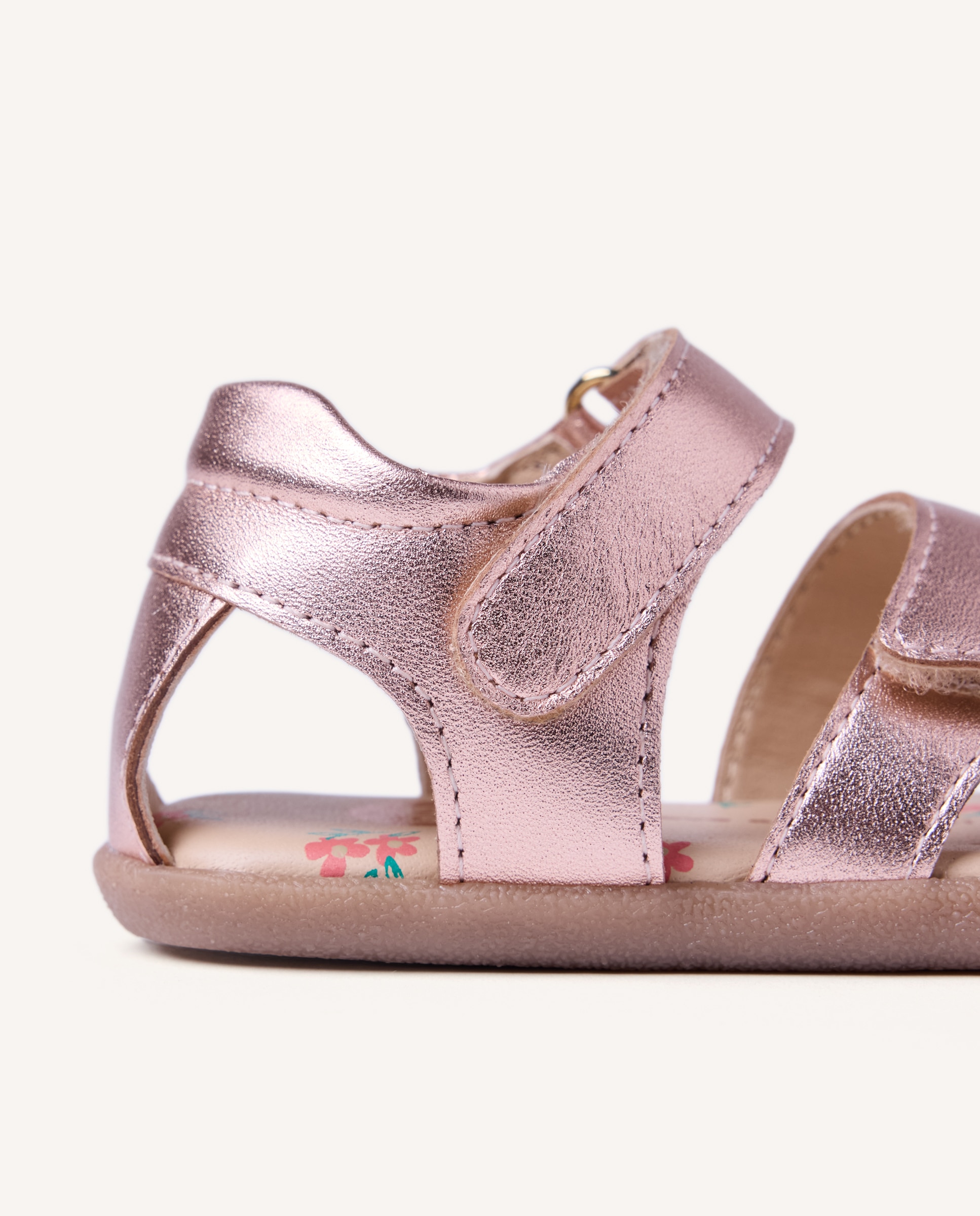 Sandálias Abertas Infantil Barefoot de Pele com Acabamento Metalizado Gioseppo Ouro-4