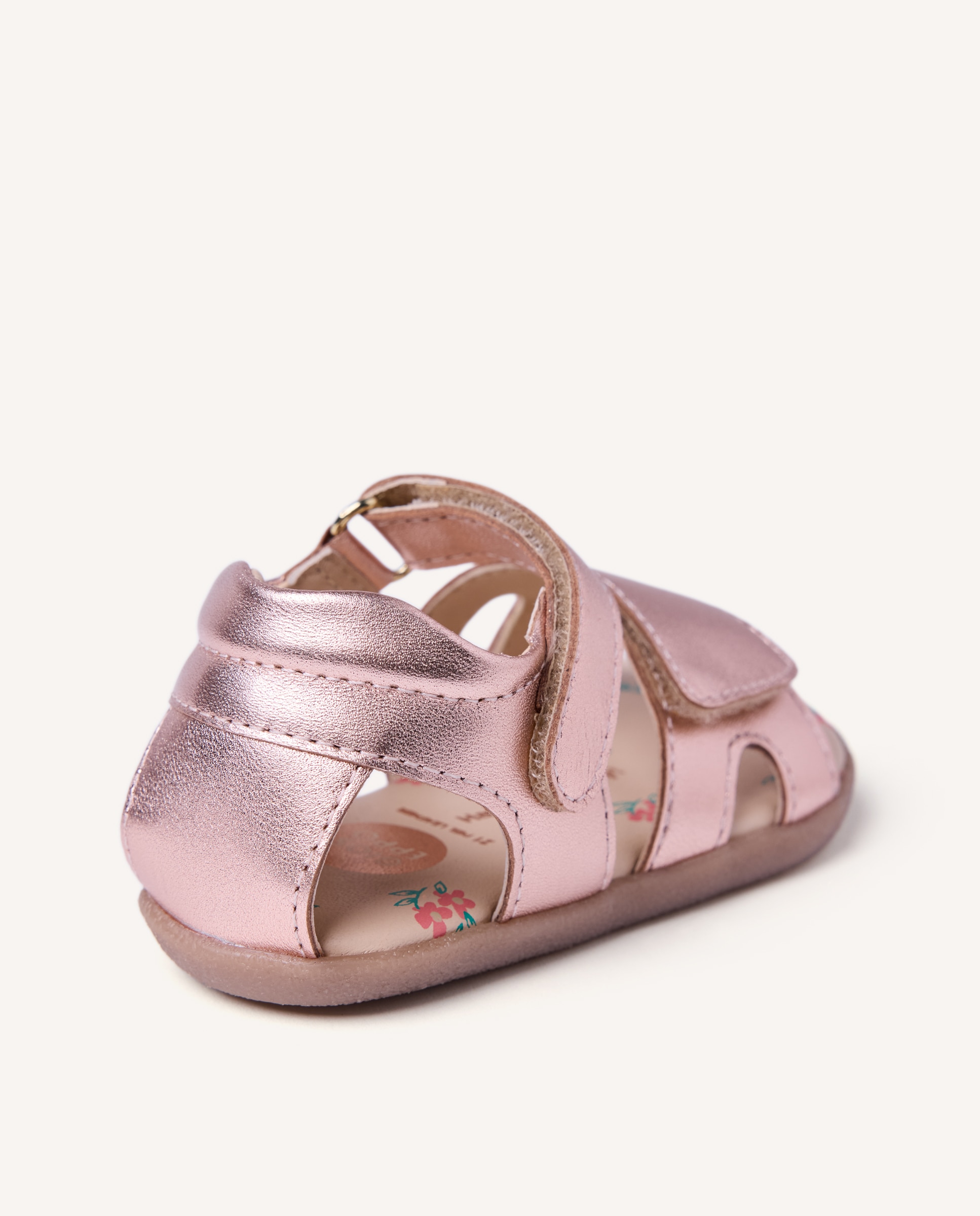 Sandálias Abertas Infantil Barefoot de Pele com Acabamento Metalizado Gioseppo Ouro-5
