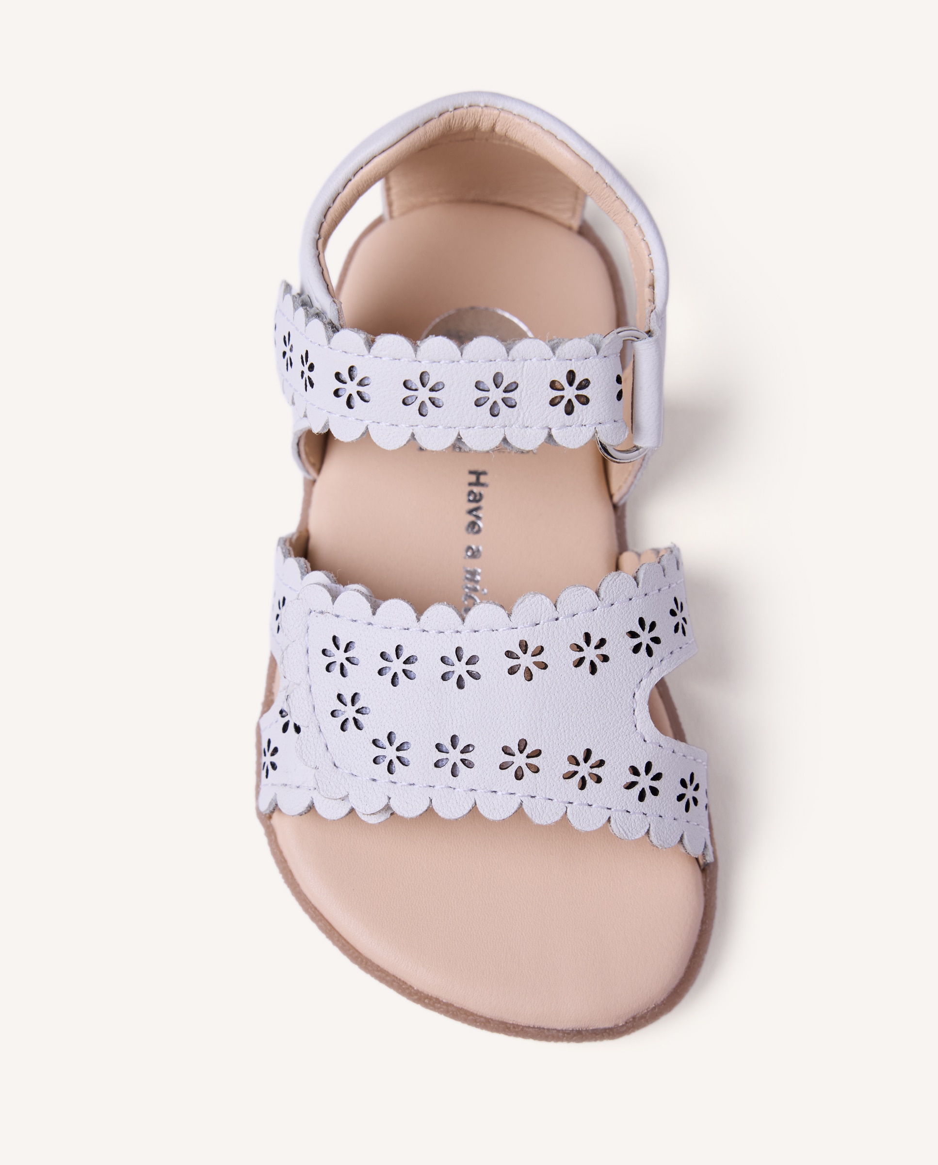 Sandálias para Bebé Barefoot de Pele Perfurada com Flores Gioseppo Branco-3