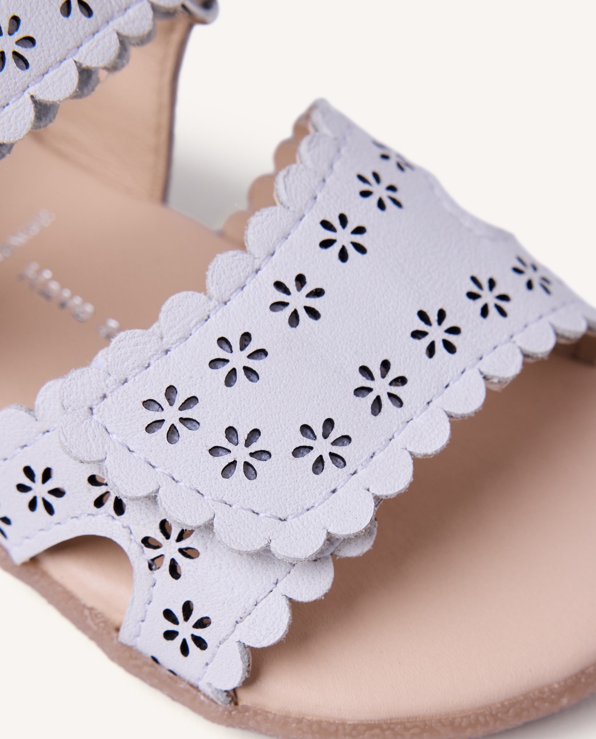 Sandálias para Bebé Barefoot de Pele Perfurada com Flores Gioseppo Branco-4