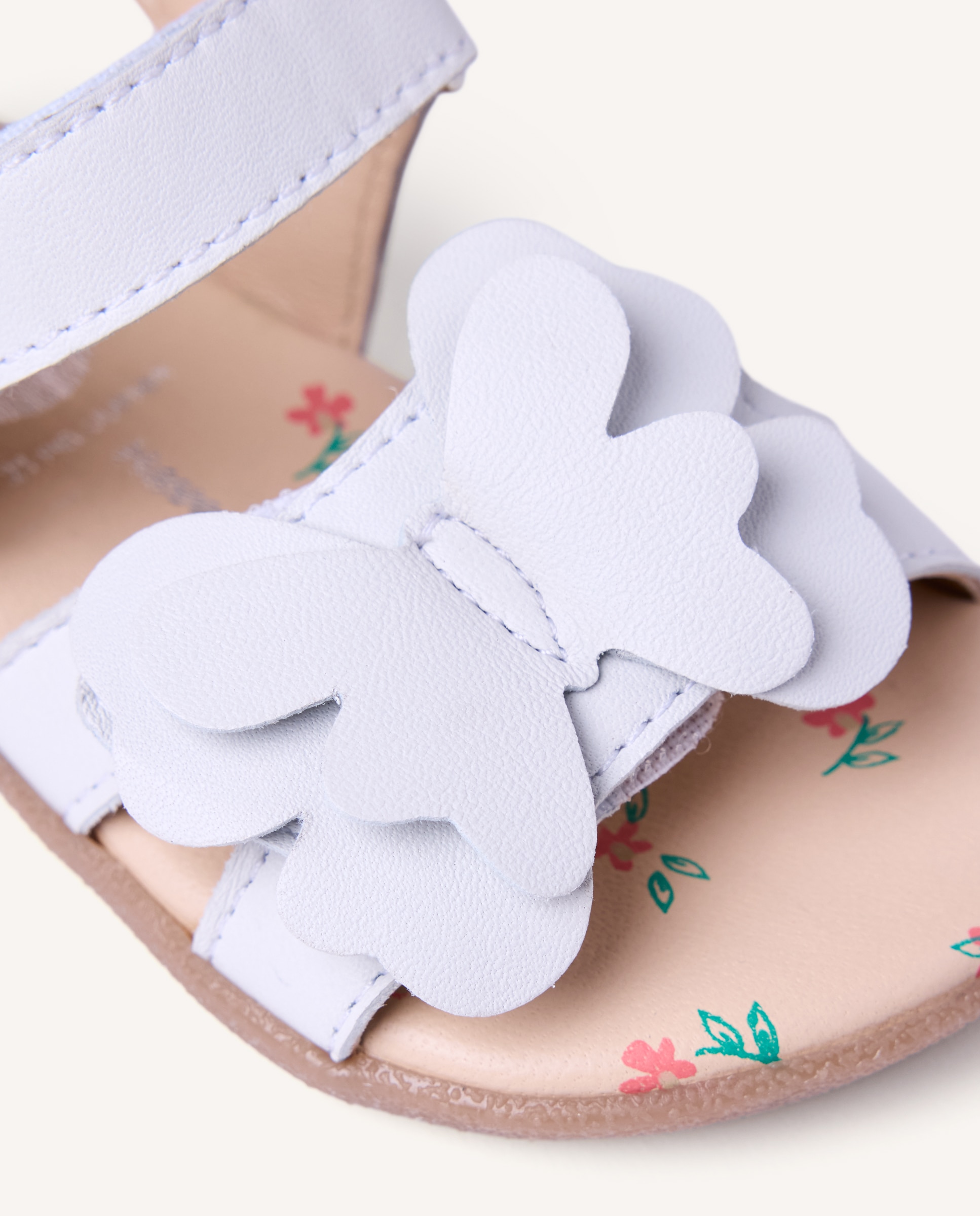 Sandálias Abertas Infantil Barefoot de Pele com Detalhe de Borboleta Gioseppo Branco-4