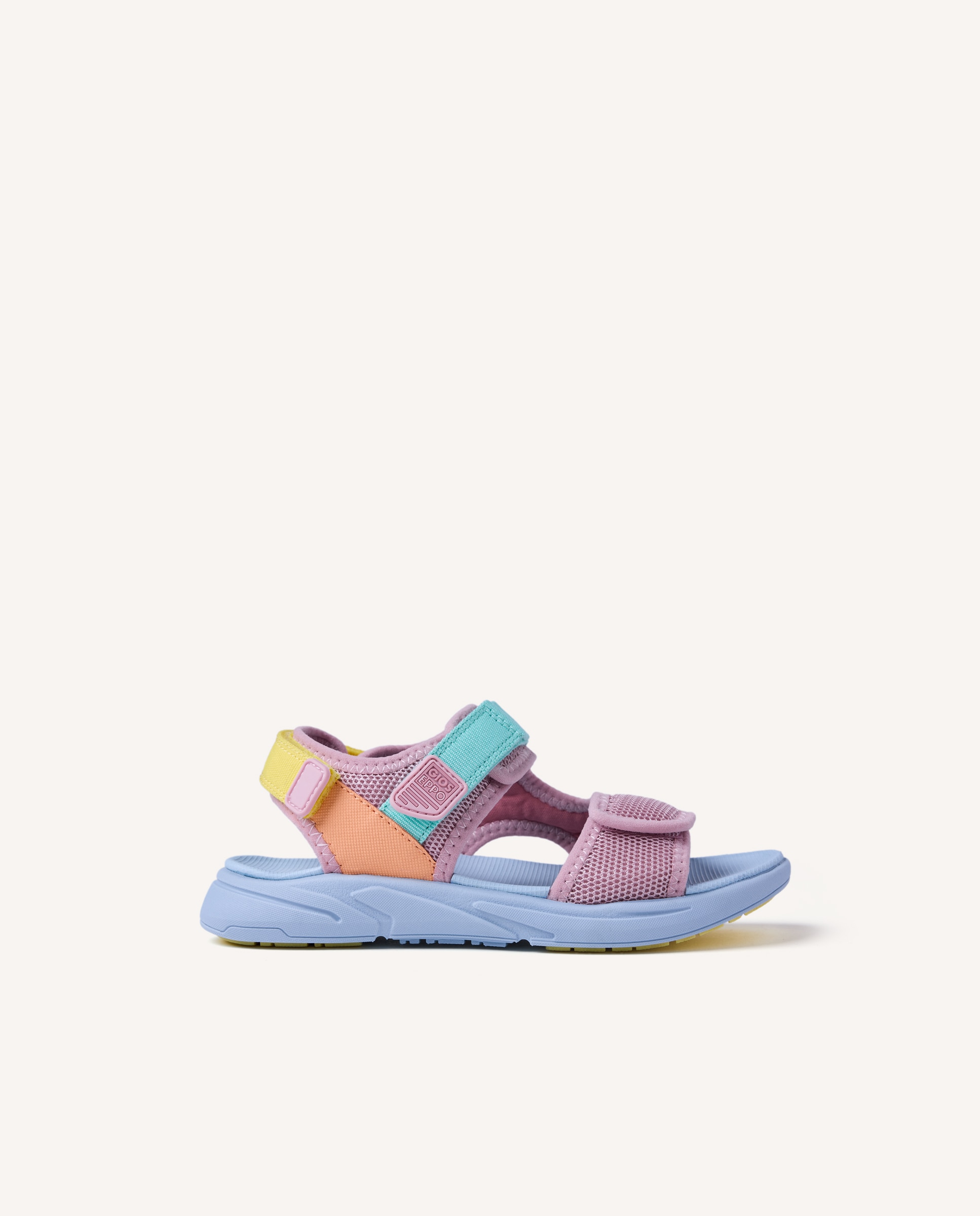 Imagem 0 de Sandálias Fechadas Estilo Californianas com Rejilla e Contraste de Cor