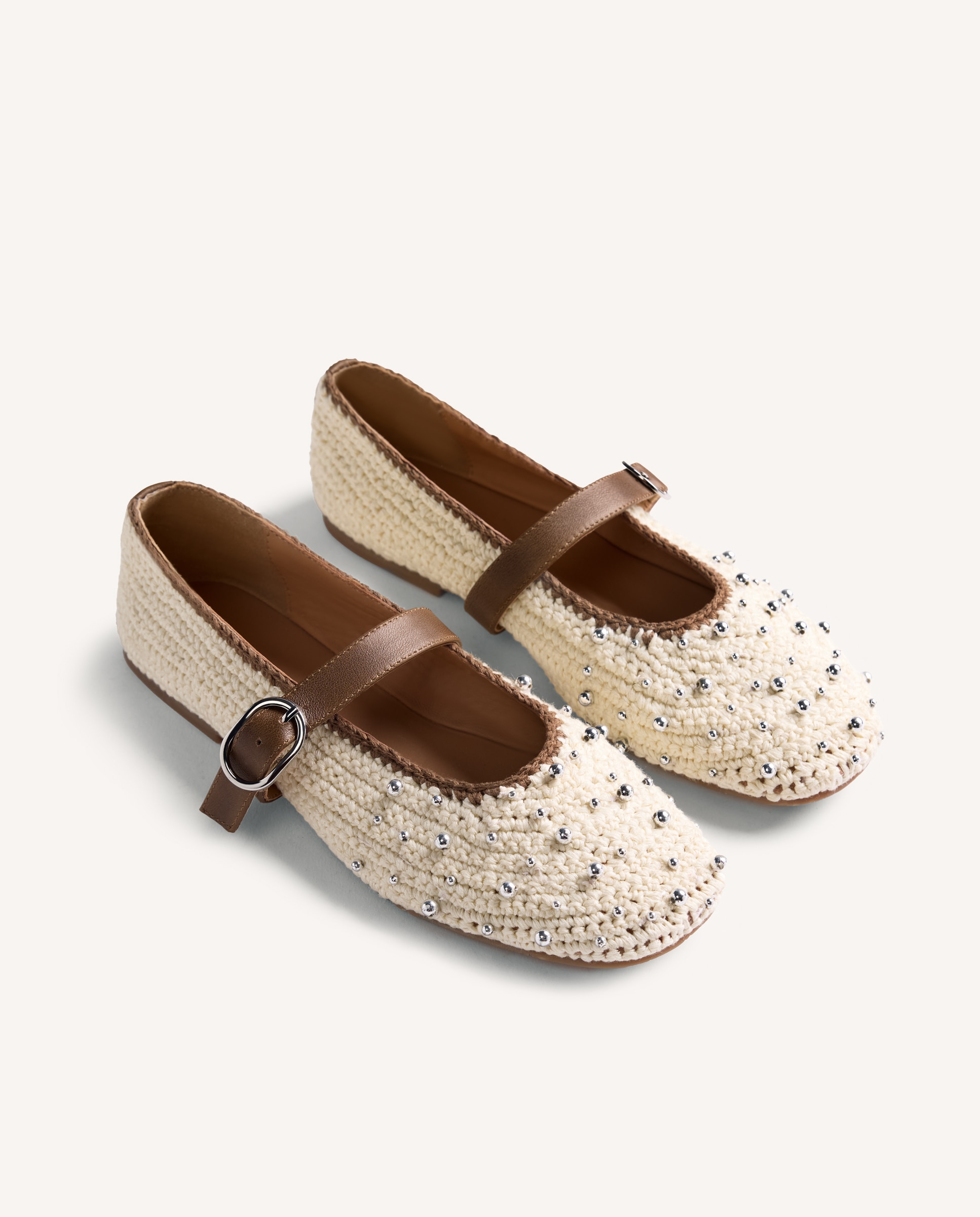 Sabrinas Rasas de Pele com Crochet Feito À Mão e Detalhe de Contas Metálicas Branco-marfim-2