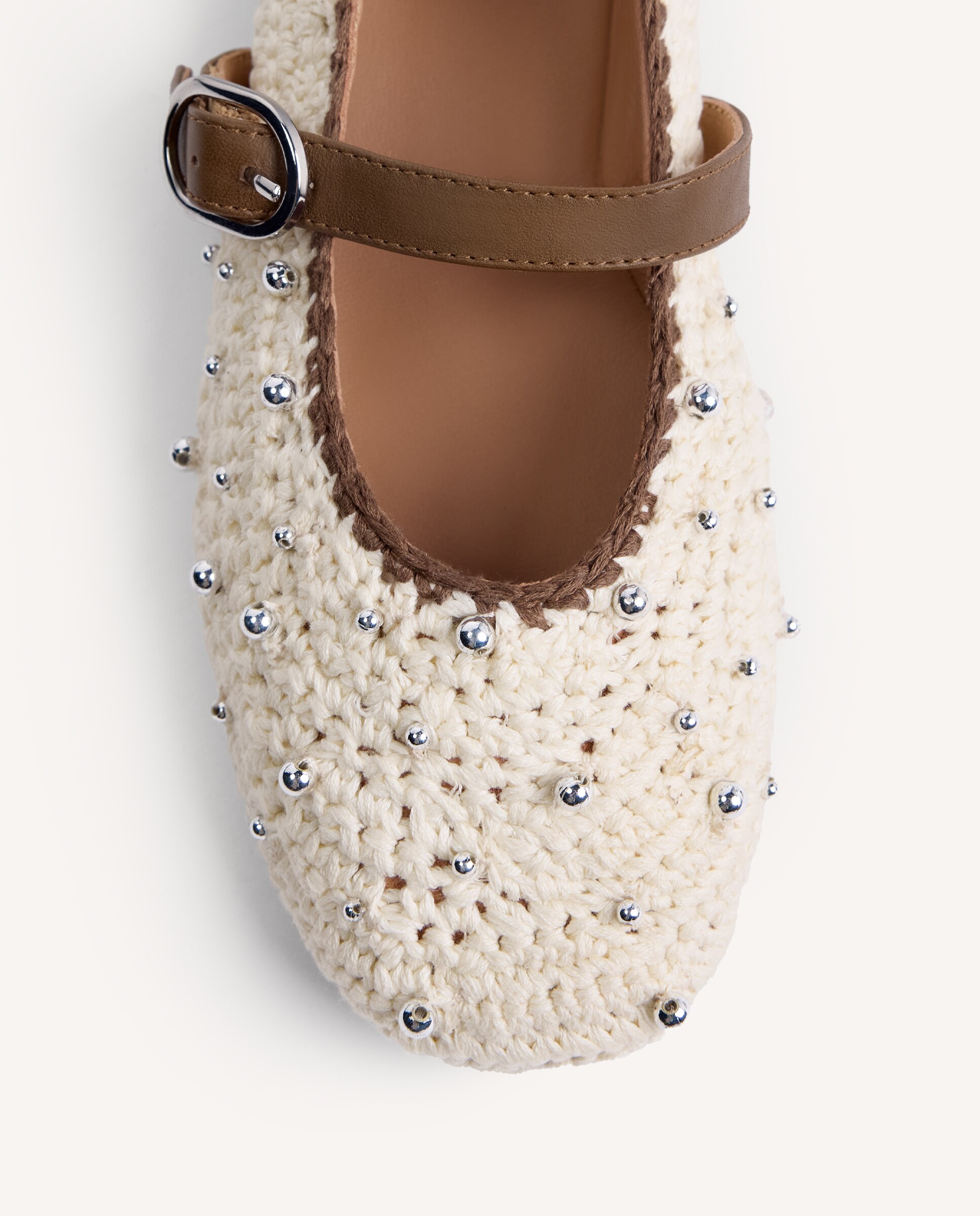 Sabrinas Rasas de Pele com Crochet Feito À Mão e Detalhe de Contas Metálicas Branco-marfim-3