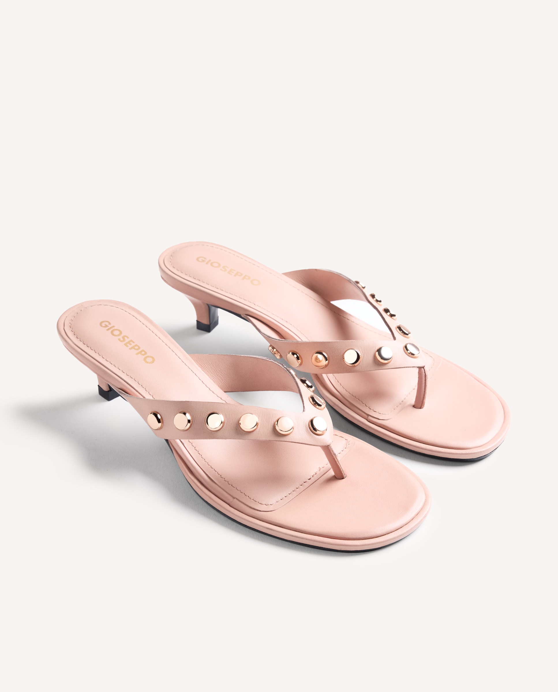 Sandálias de Dedo em Pele com Detalhe de Tachas e Salto Kitten Rosa-claro-2