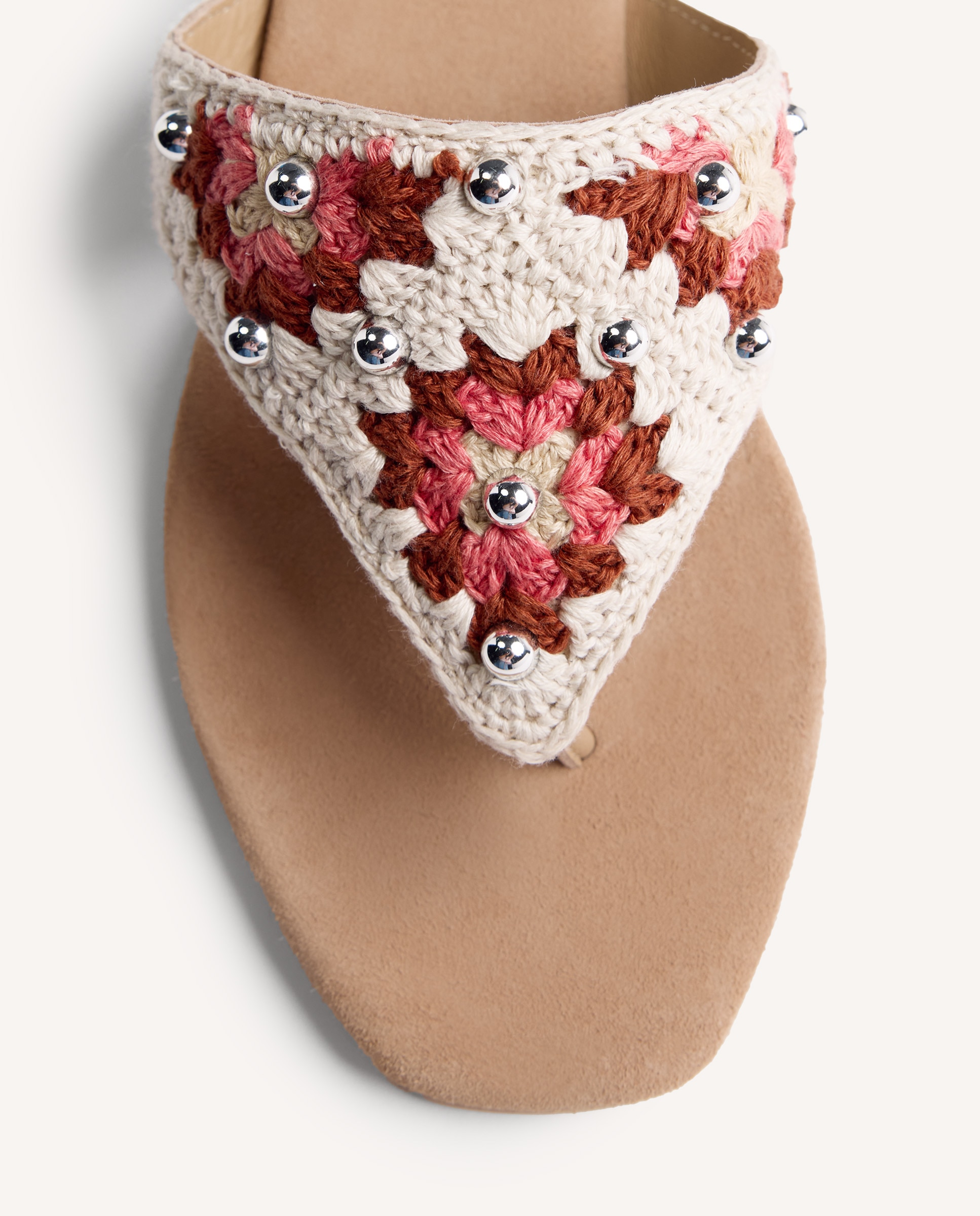 Sandálias de Dedo com Crochet Feito À Mão e Detalhe de Tachas Bege-3