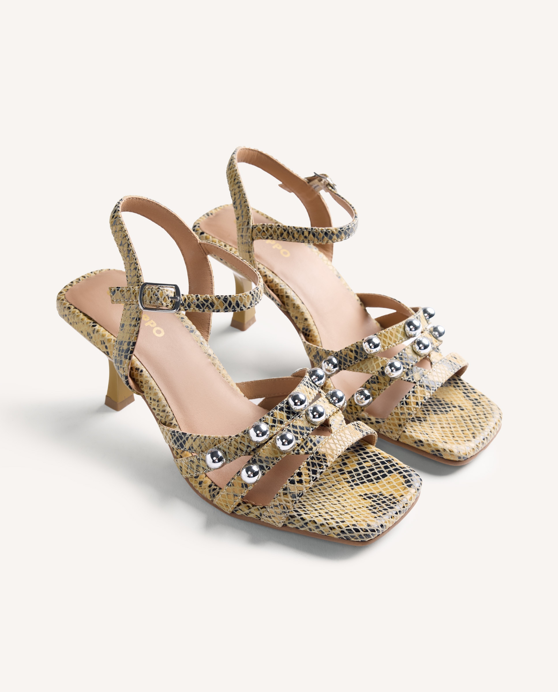 Sandálias de Salto em Pele com Estampado de Serpente e Detalhe de Tachas Amarelo / Preto-2