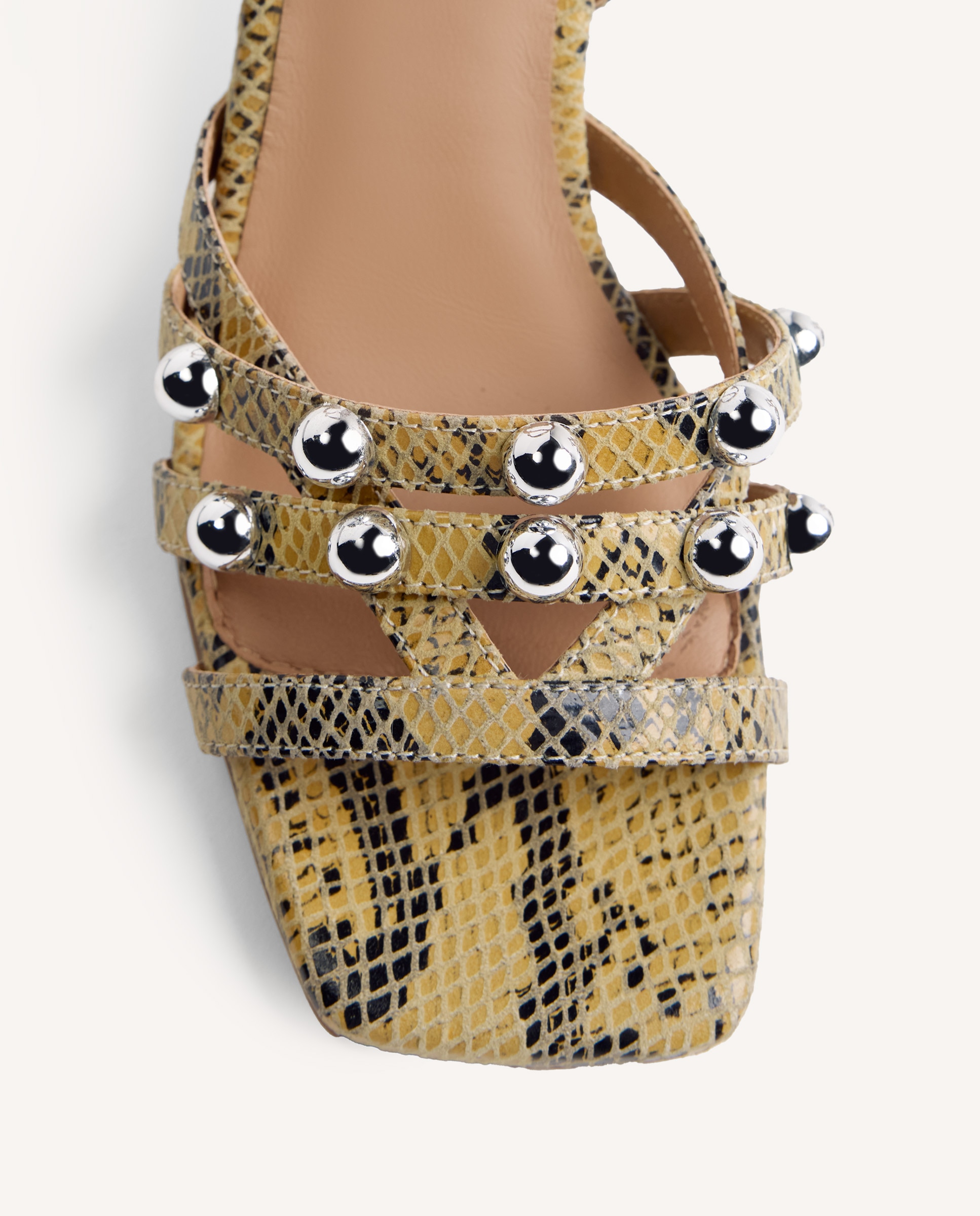 Sandálias de Salto em Pele com Estampado de Serpente e Detalhe de Tachas Amarelo / Preto-3