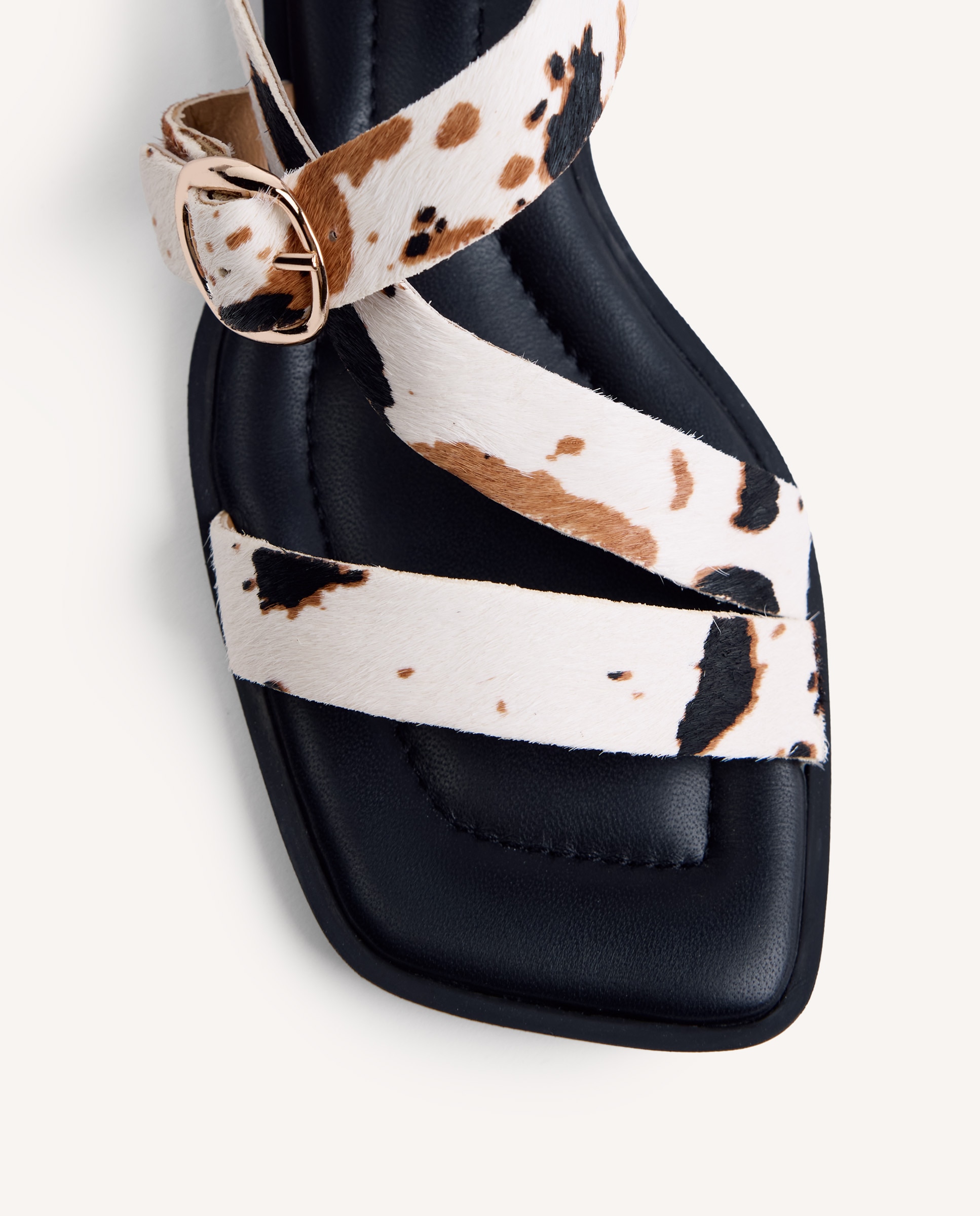 Sandálias de Tiras em Pele com Estampado de Vaca Tipo Pelo e Fivela Branco / Preto-3