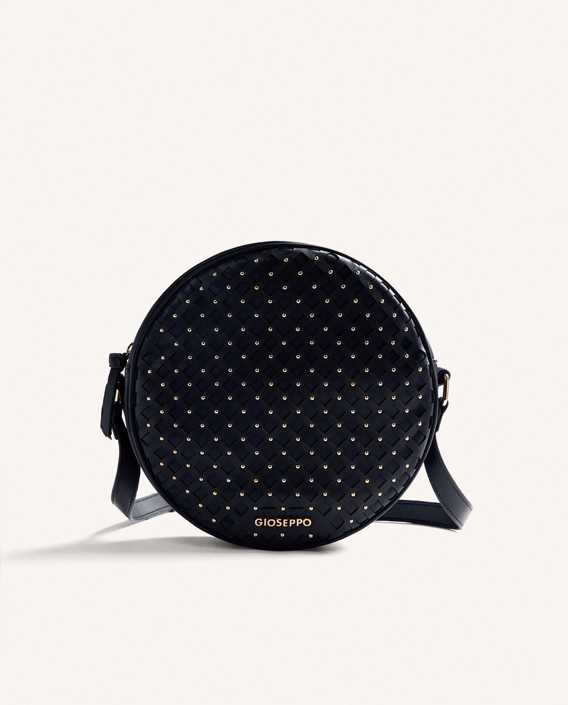 Mala a Tiracolo Perfurada com Detalhe de Tachas e Alça Comprida Preto-1