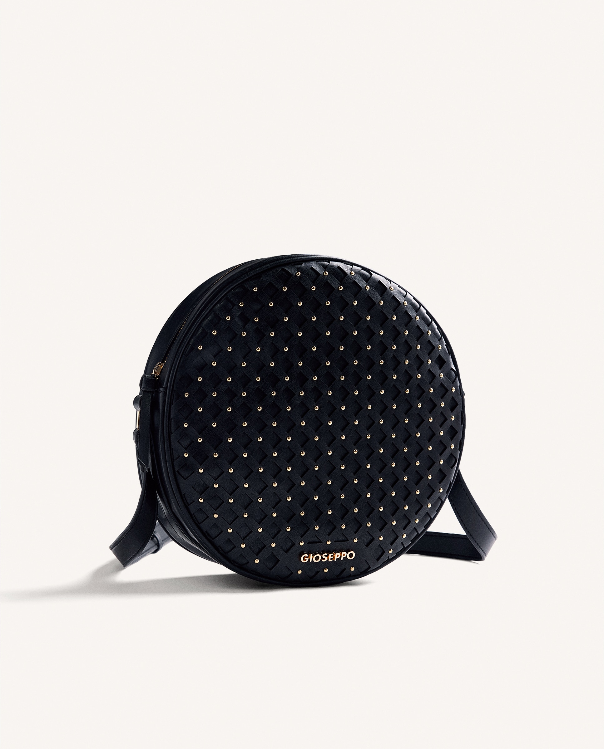 Mala a Tiracolo Perfurada com Detalhe de Tachas e Alça Comprida Preto-2