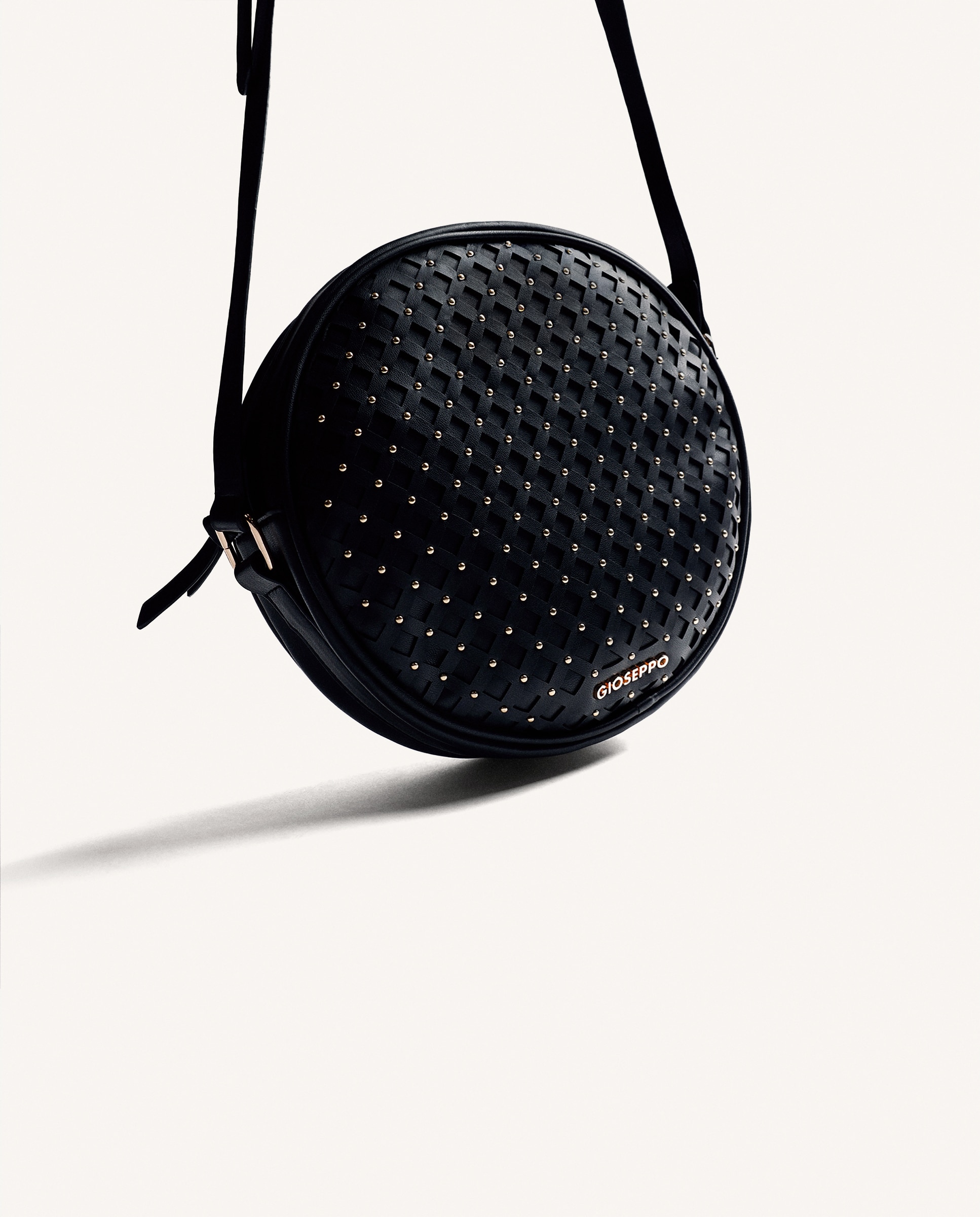 Mala a Tiracolo Perfurada com Detalhe de Tachas e Alça Comprida Preto-3