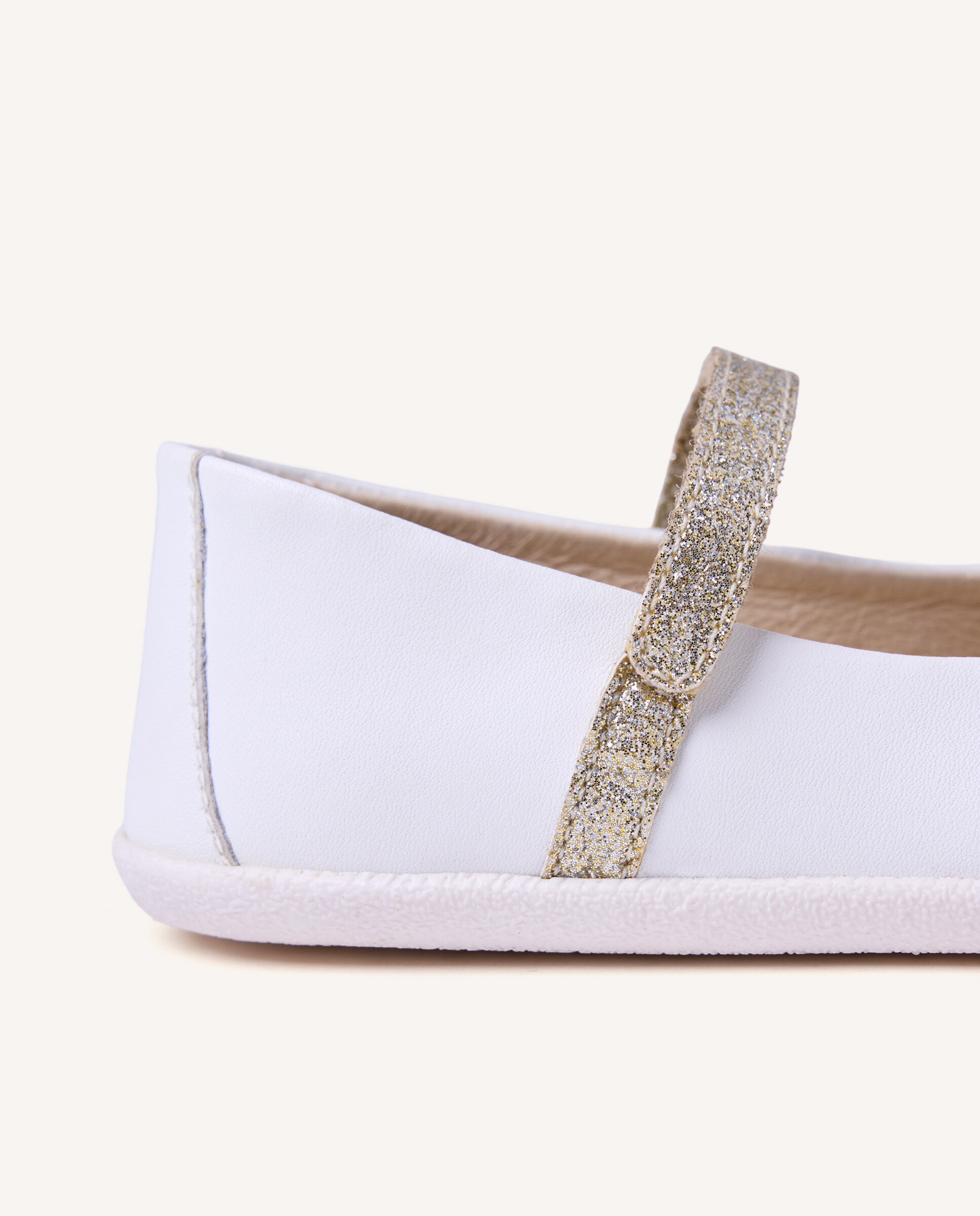 Bailarinas para Bebé Barefoot de Pele com Bordado de Corações em Acabado Dourado Gioseppo Branco-4