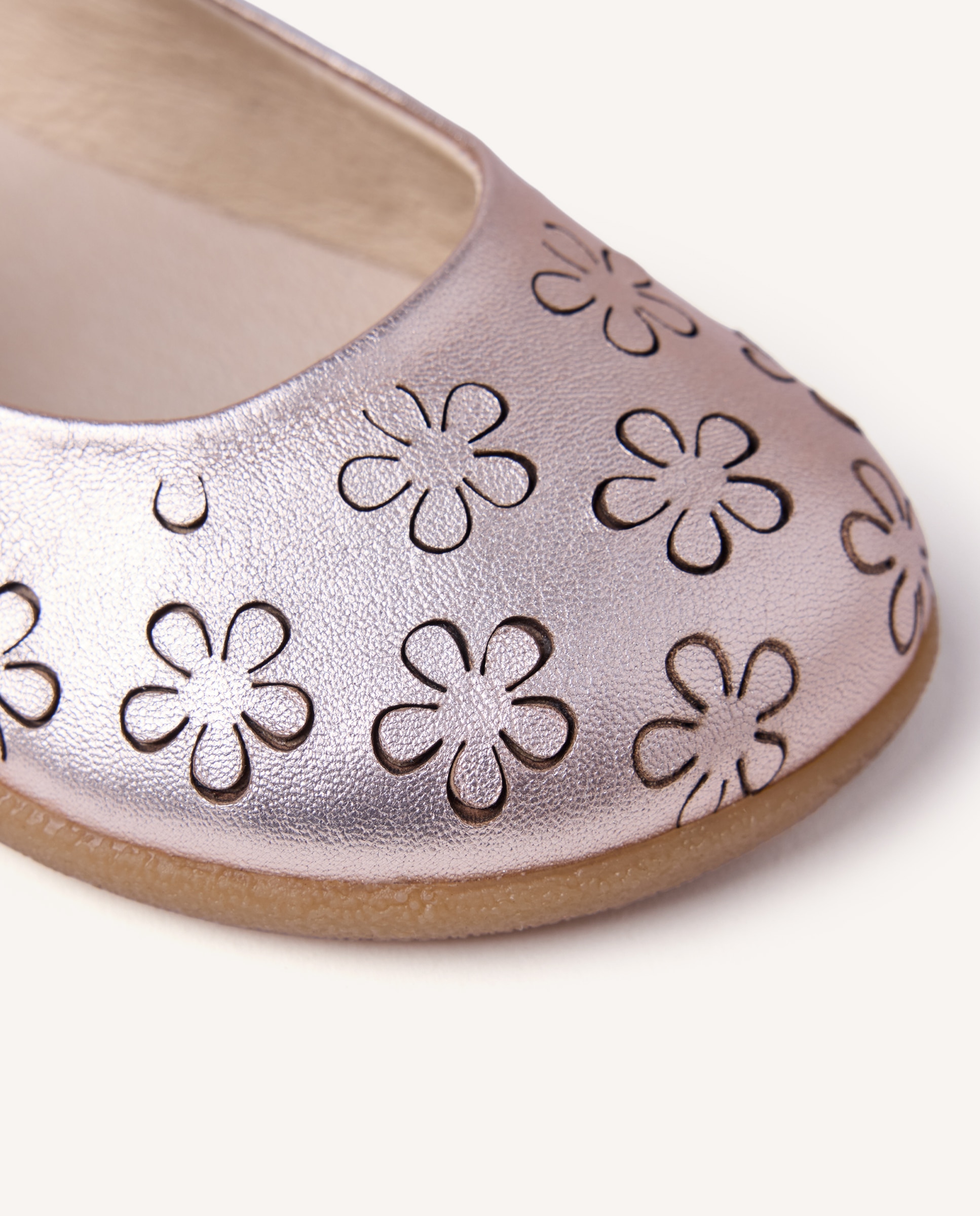 Bailarinas Infantil Barefoot de Pele Perfurada com Flores Ouro-4