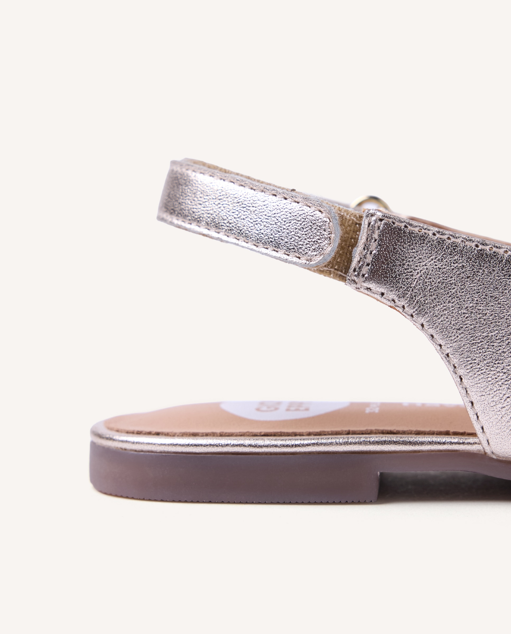 Bailarinas com o Calcanhar Aberto de Pele com Detalhe de Tachas Ouro-5