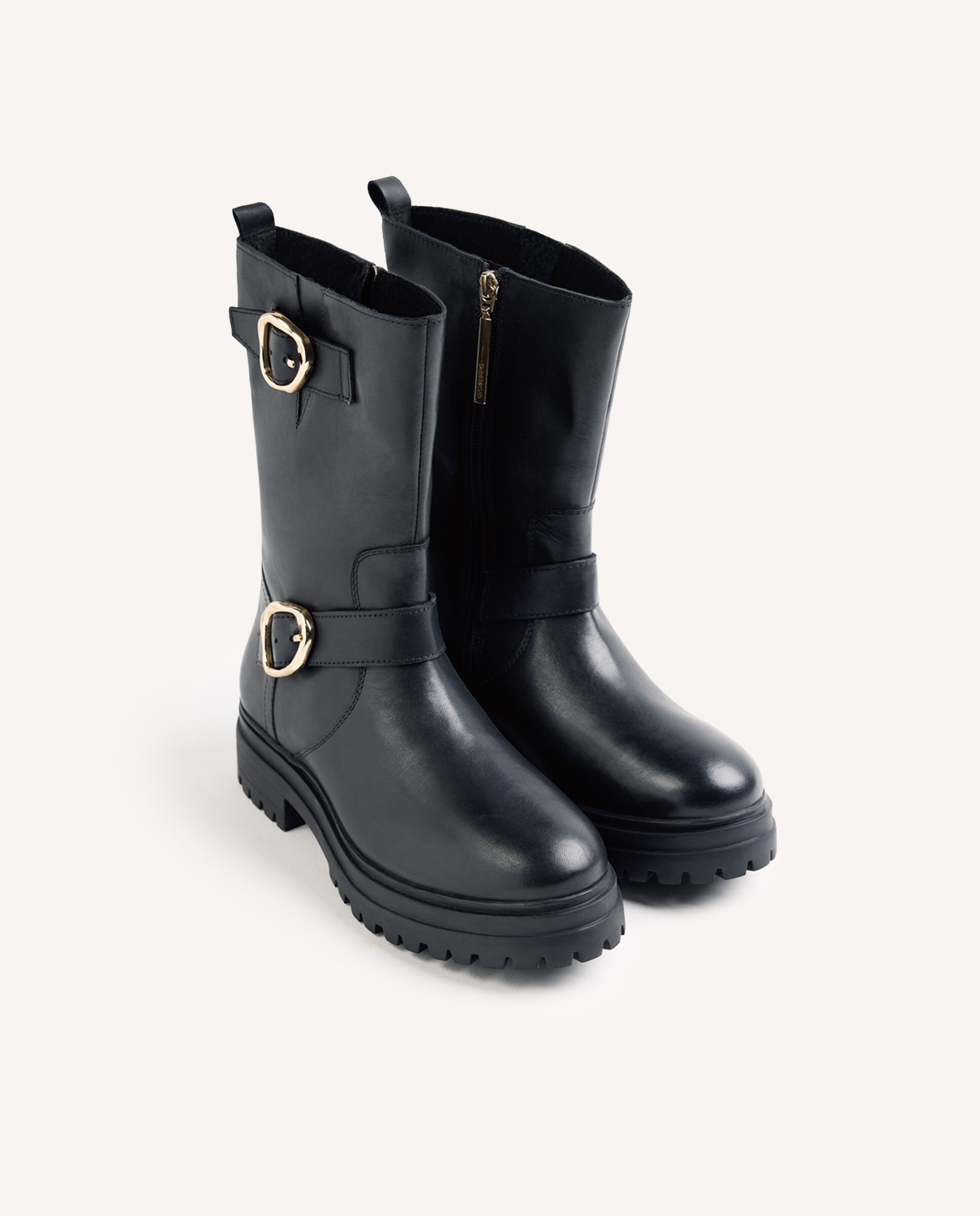 Botas Básicas Estilo Biker de Pele com Fivelas Decorativas Preto-2