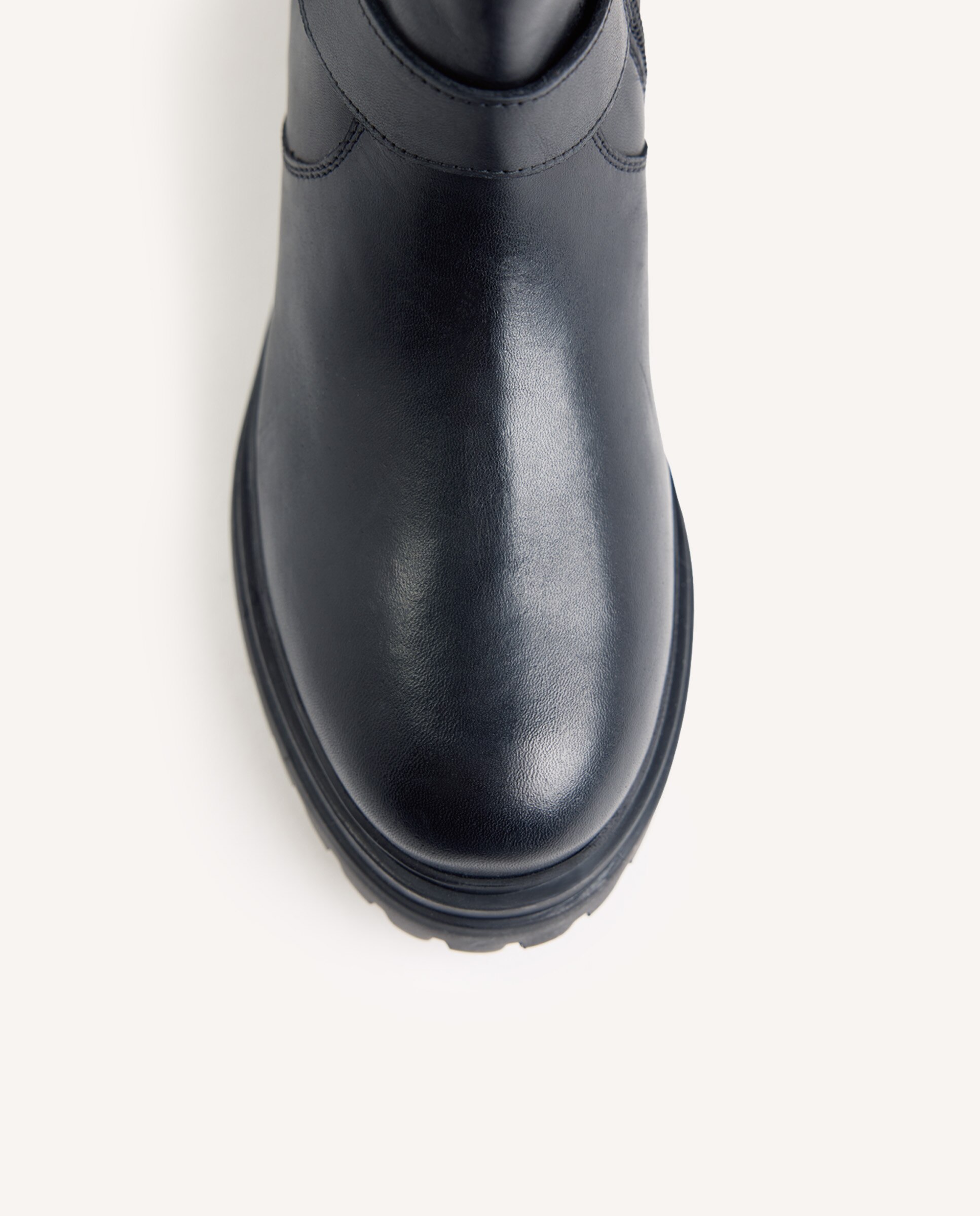 Botas Básicas Estilo Biker de Pele com Fivelas Decorativas Preto-3