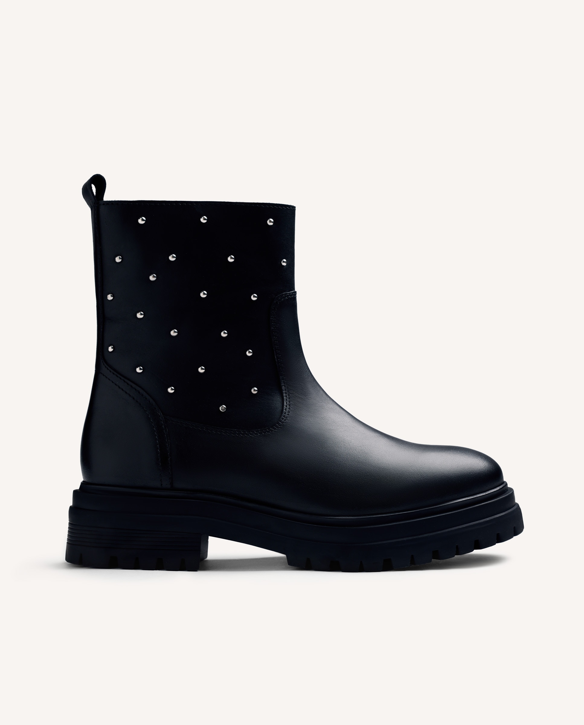 Botins Básicos de Pele com Detalhe de Tachas Preto-1