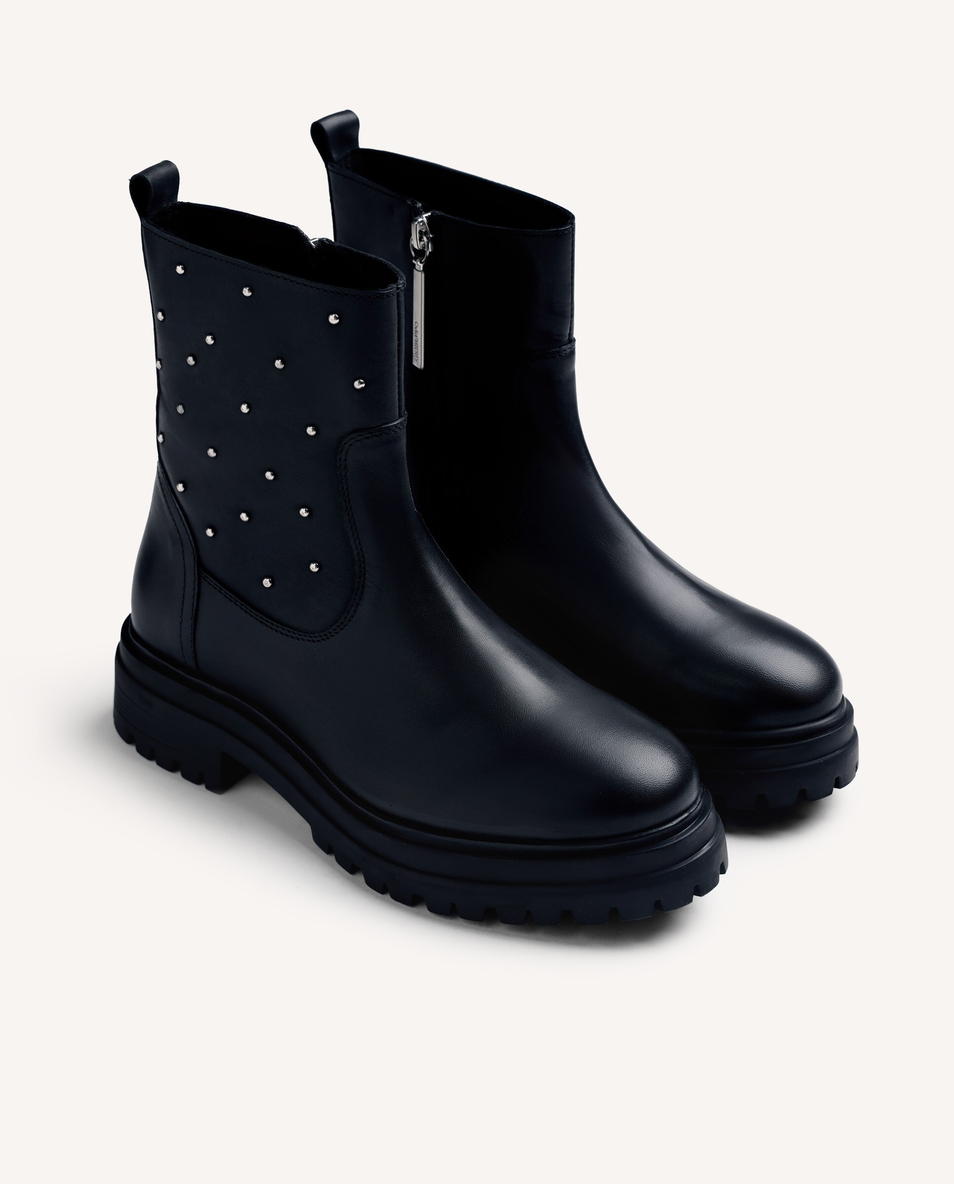Botins Básicos de Pele com Detalhe de Tachas Preto-2