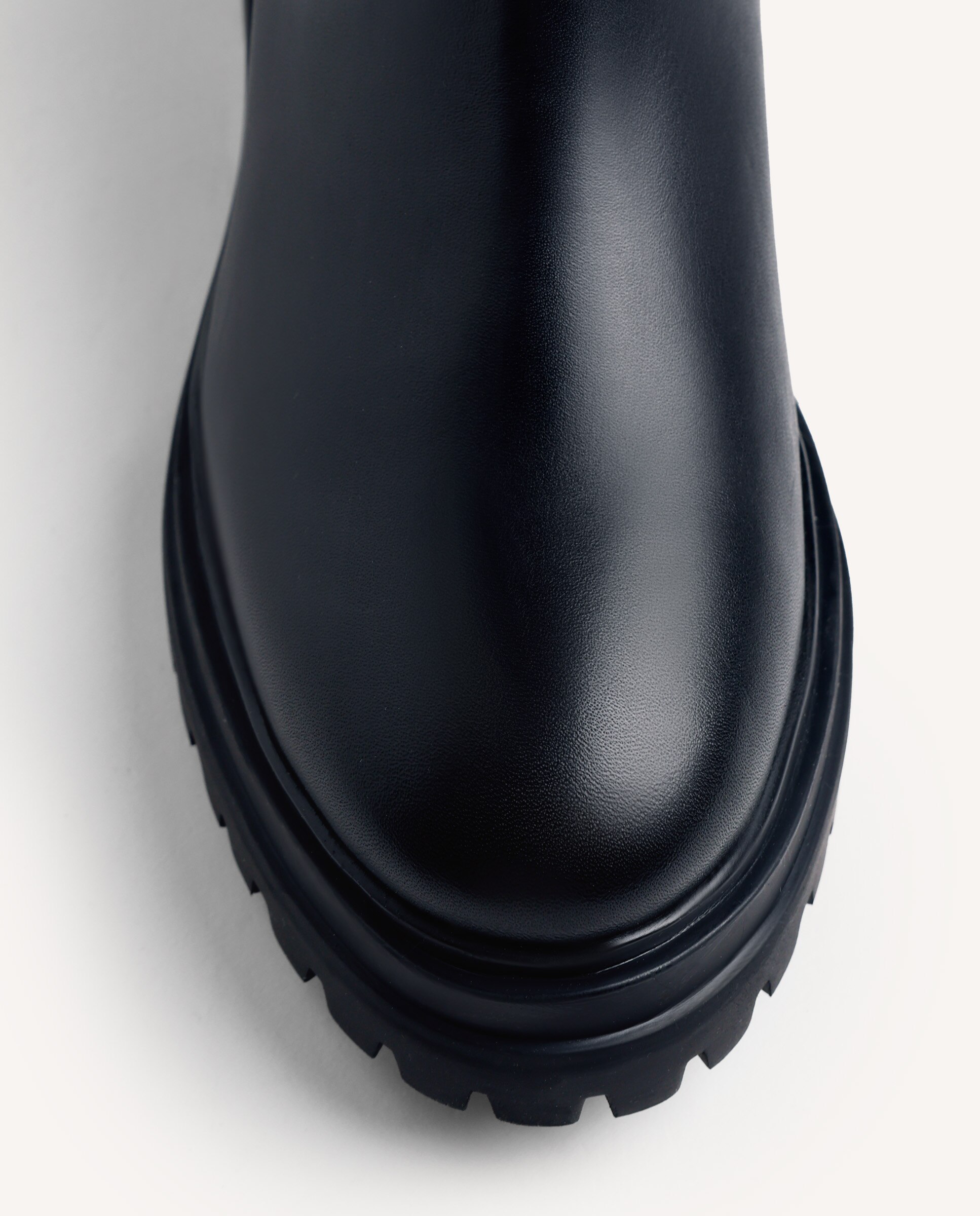 Botins Básicos de Pele com Detalhe de Tachas Preto-3