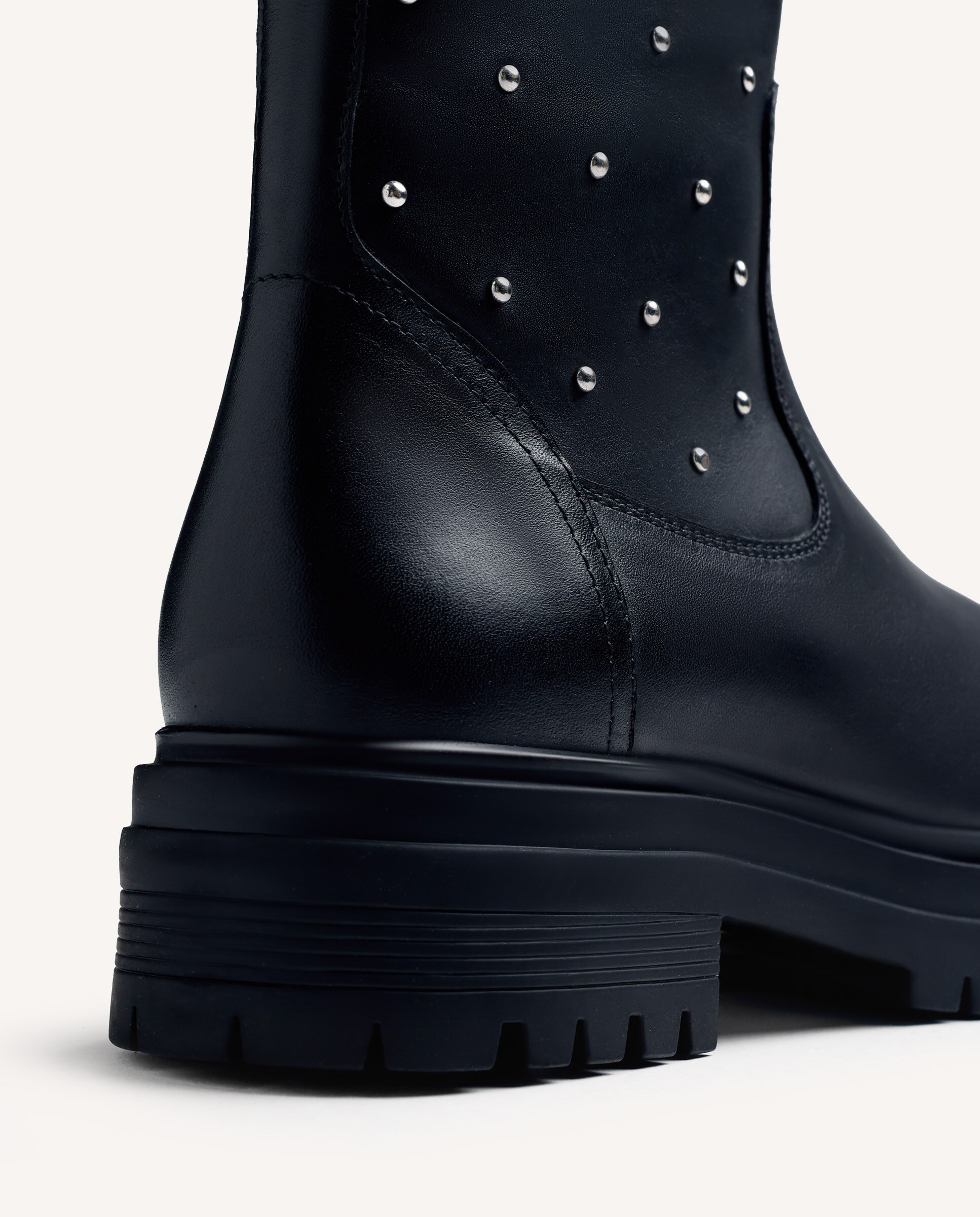 Botins Básicos de Pele com Detalhe de Tachas Preto-4