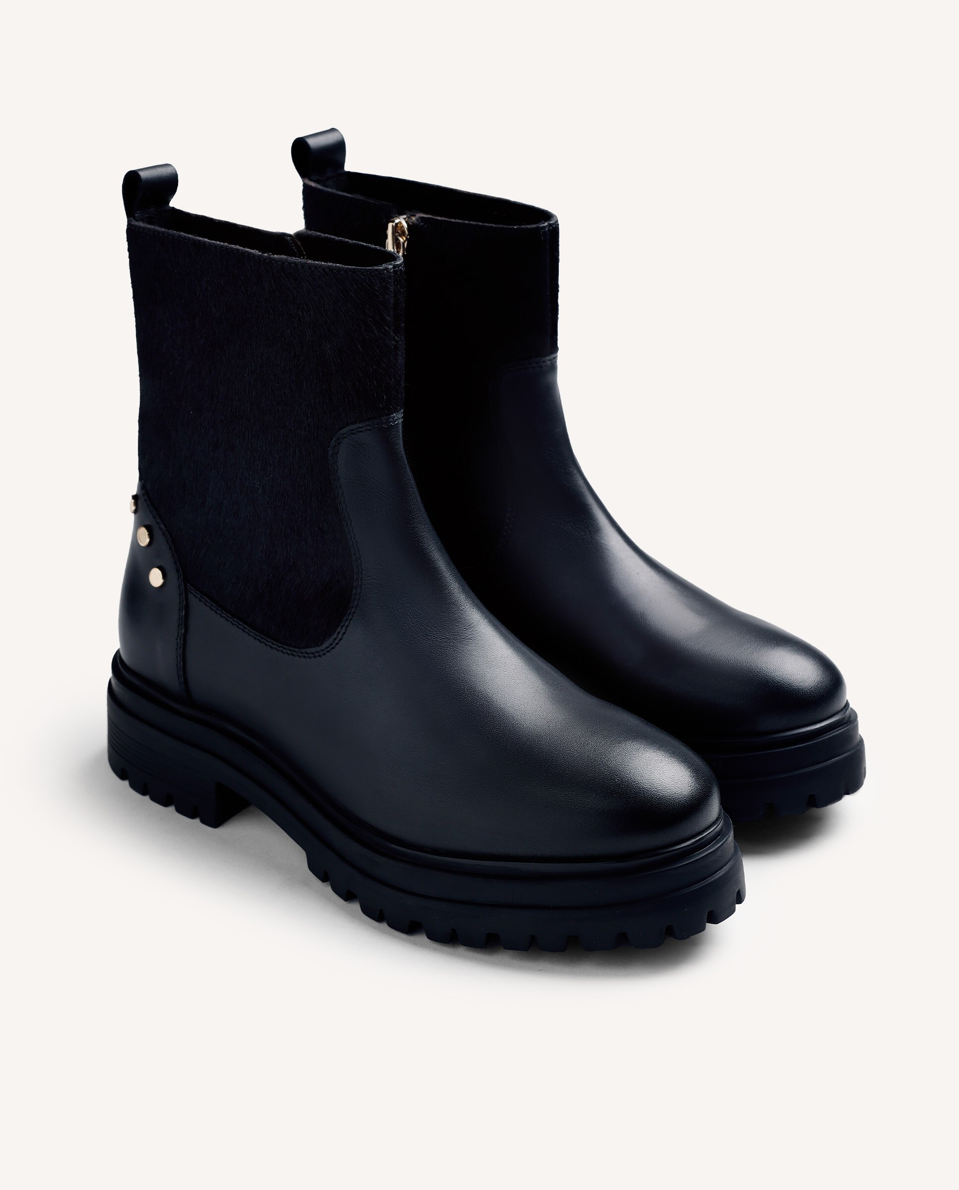 Botins Básicos de Pele Tipo Pelo com Detalhe de Tachas Preto-2