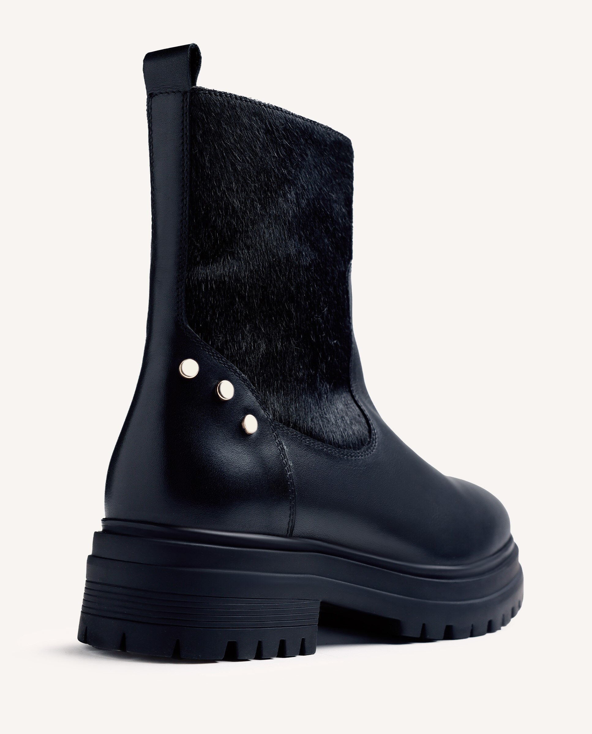 Botins Básicos de Pele Tipo Pelo com Detalhe de Tachas Preto-4