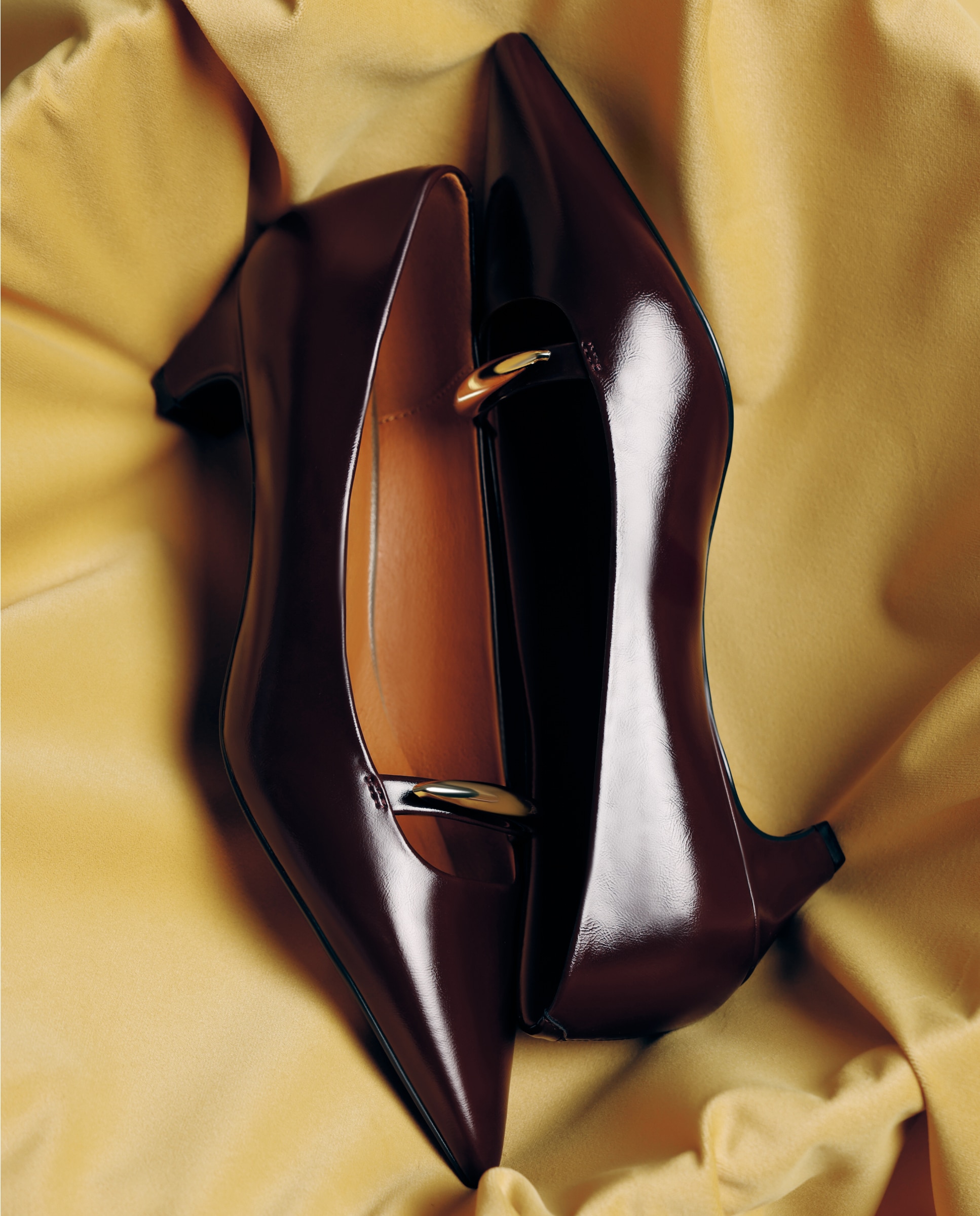 Sapatos de Salto com Acabamento Efeito Verniz e Detalhe Metálico Bordeaux-5