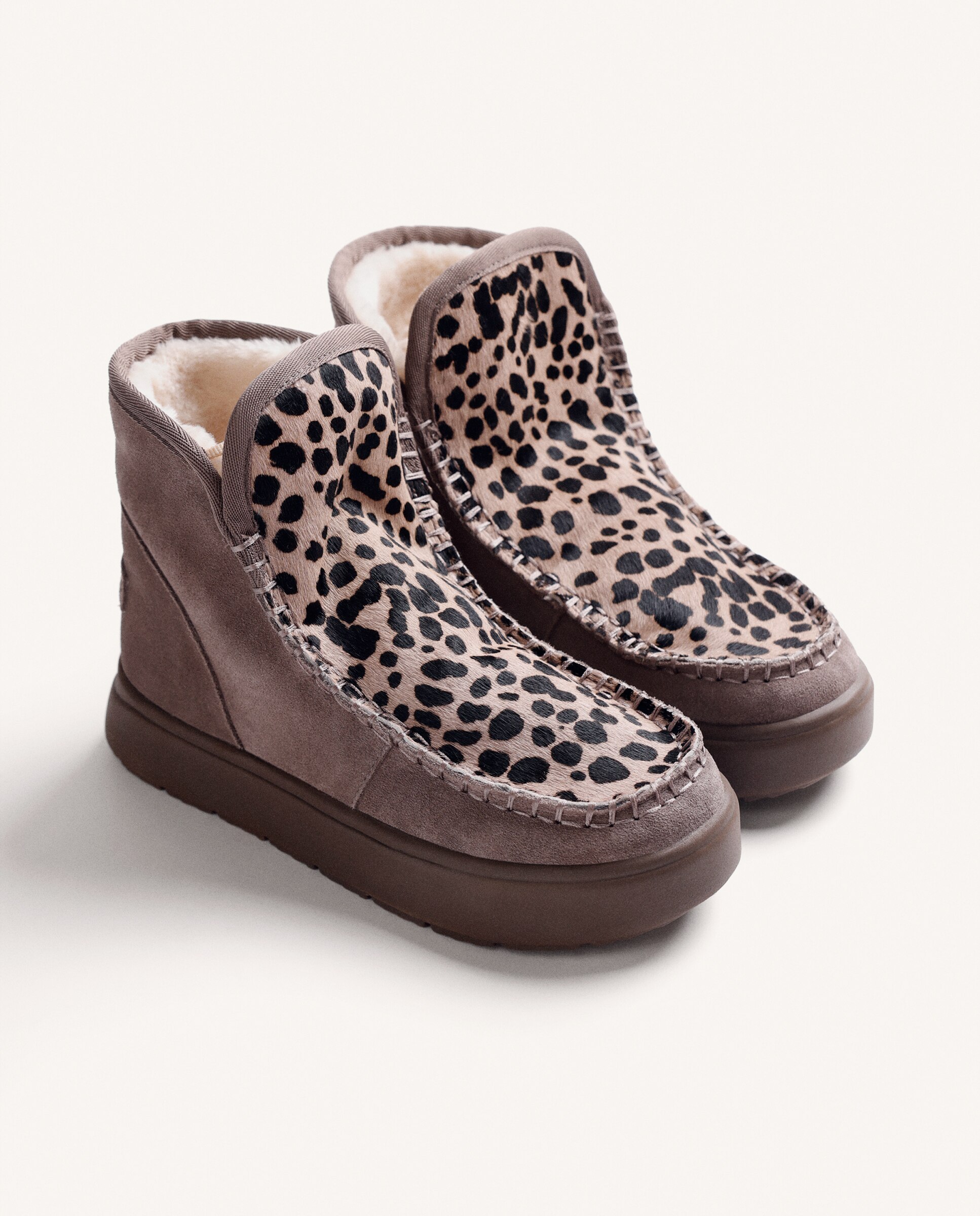 Botas de Pelo em Pele Camurça Estilo Australianas com Plataforma e Estampado de Leopardo Taupe-2