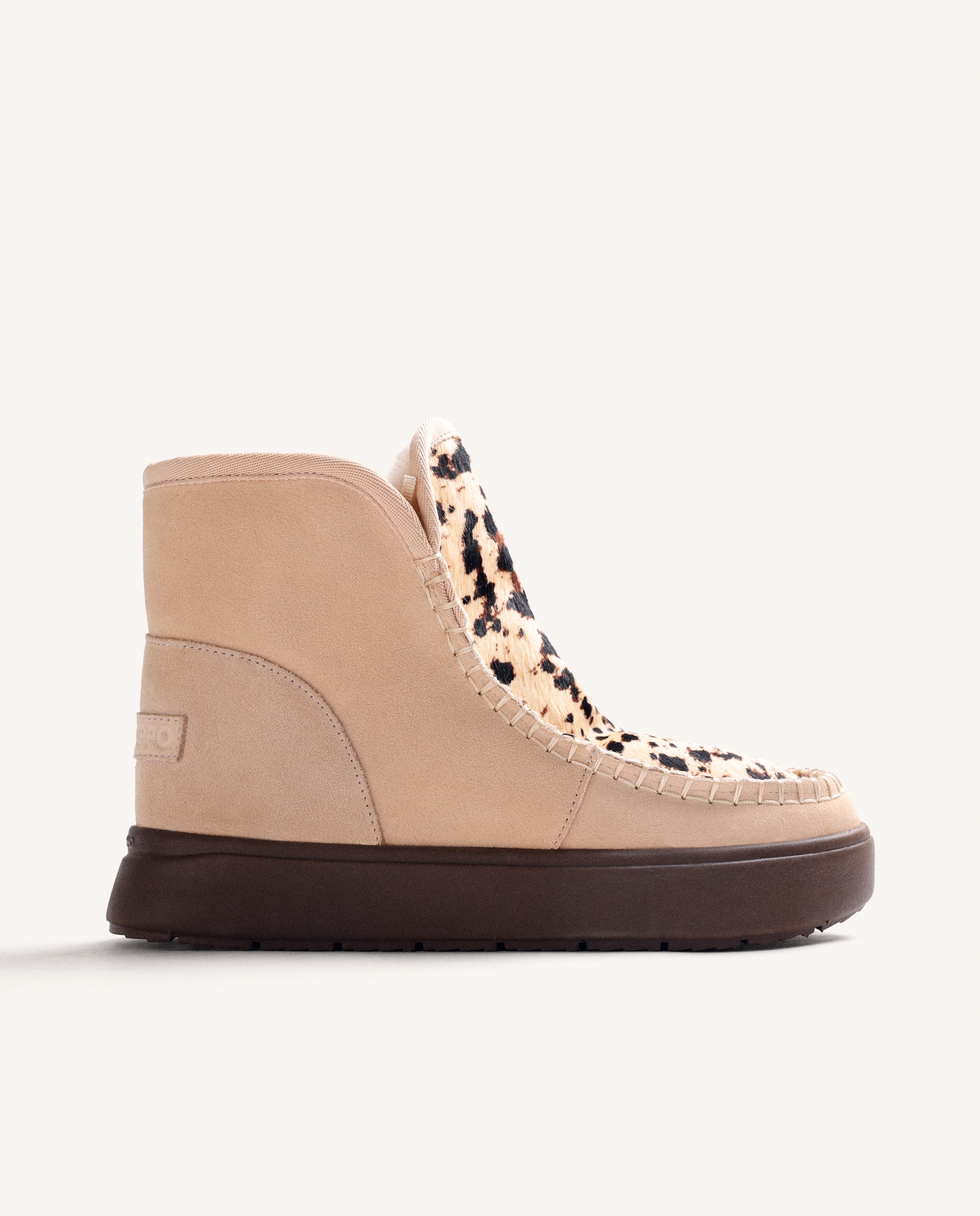 Imagem 0 de Botas de Pelo em Pele Camurça Estilo Australianas com Plataforma e Estampado de Leopardo