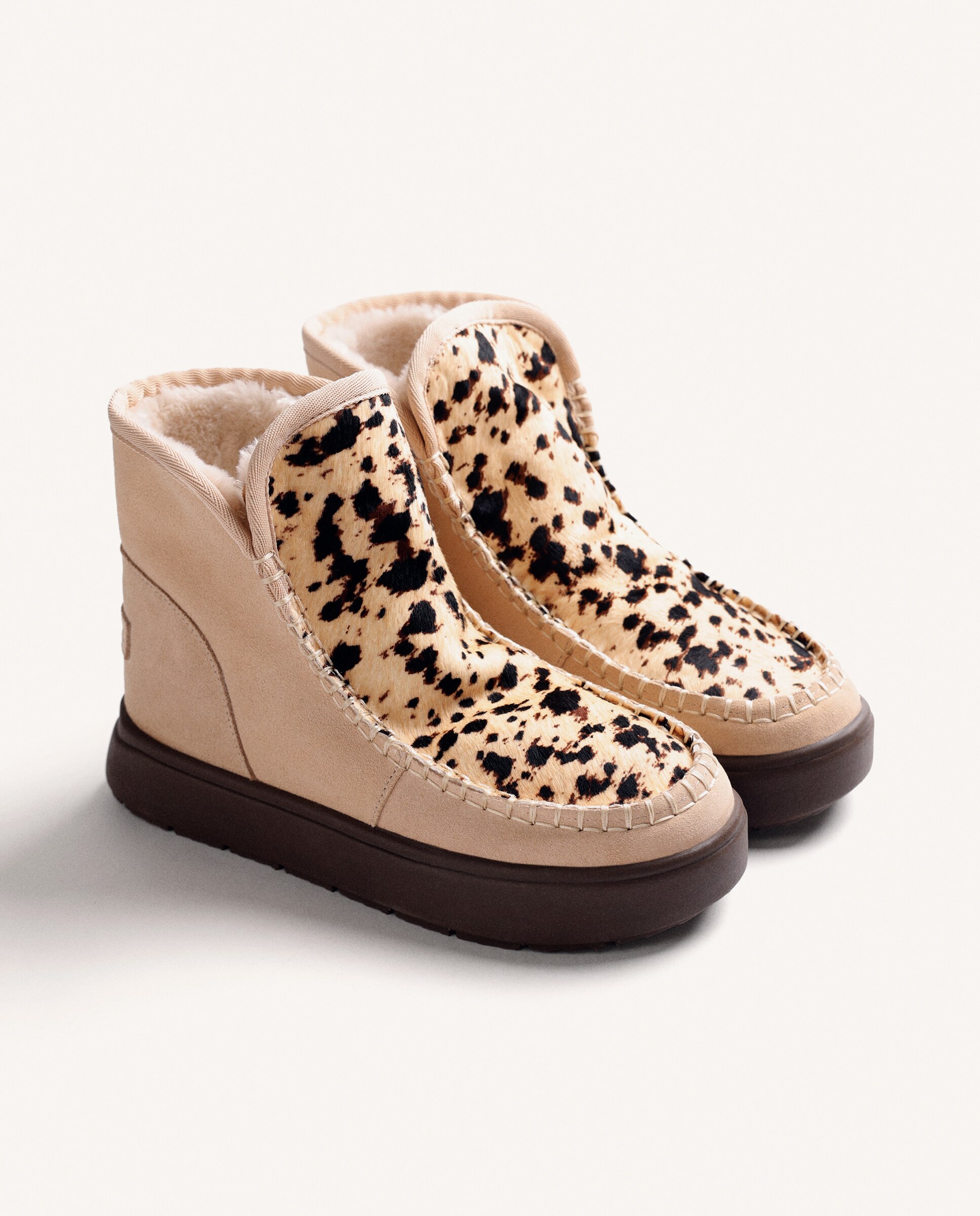 Botas de Pelo em Pele Camurça Estilo Australianas com Plataforma e Estampado de Leopardo Bege-2