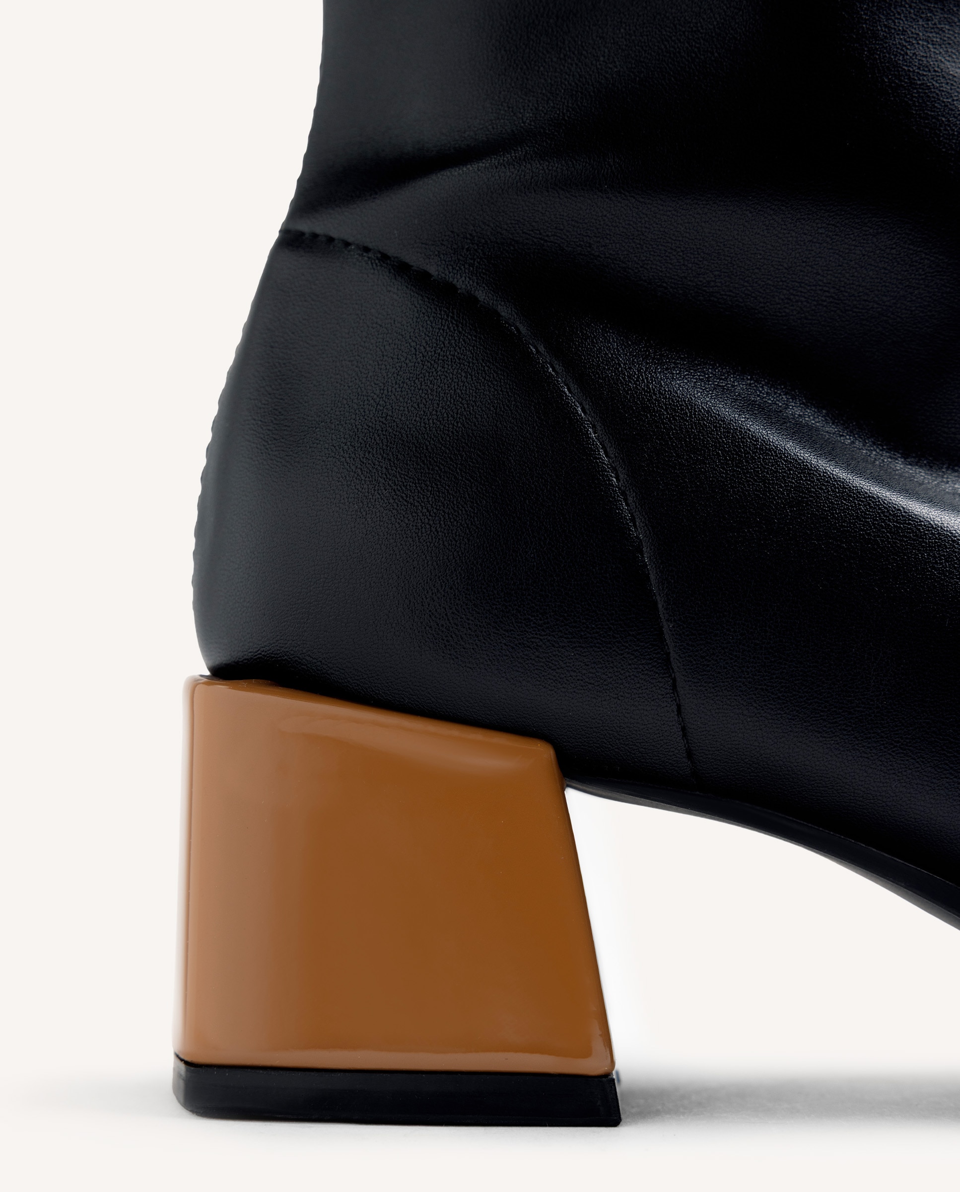 Botins Elásticos com Cano Tipo Meia Couro-4