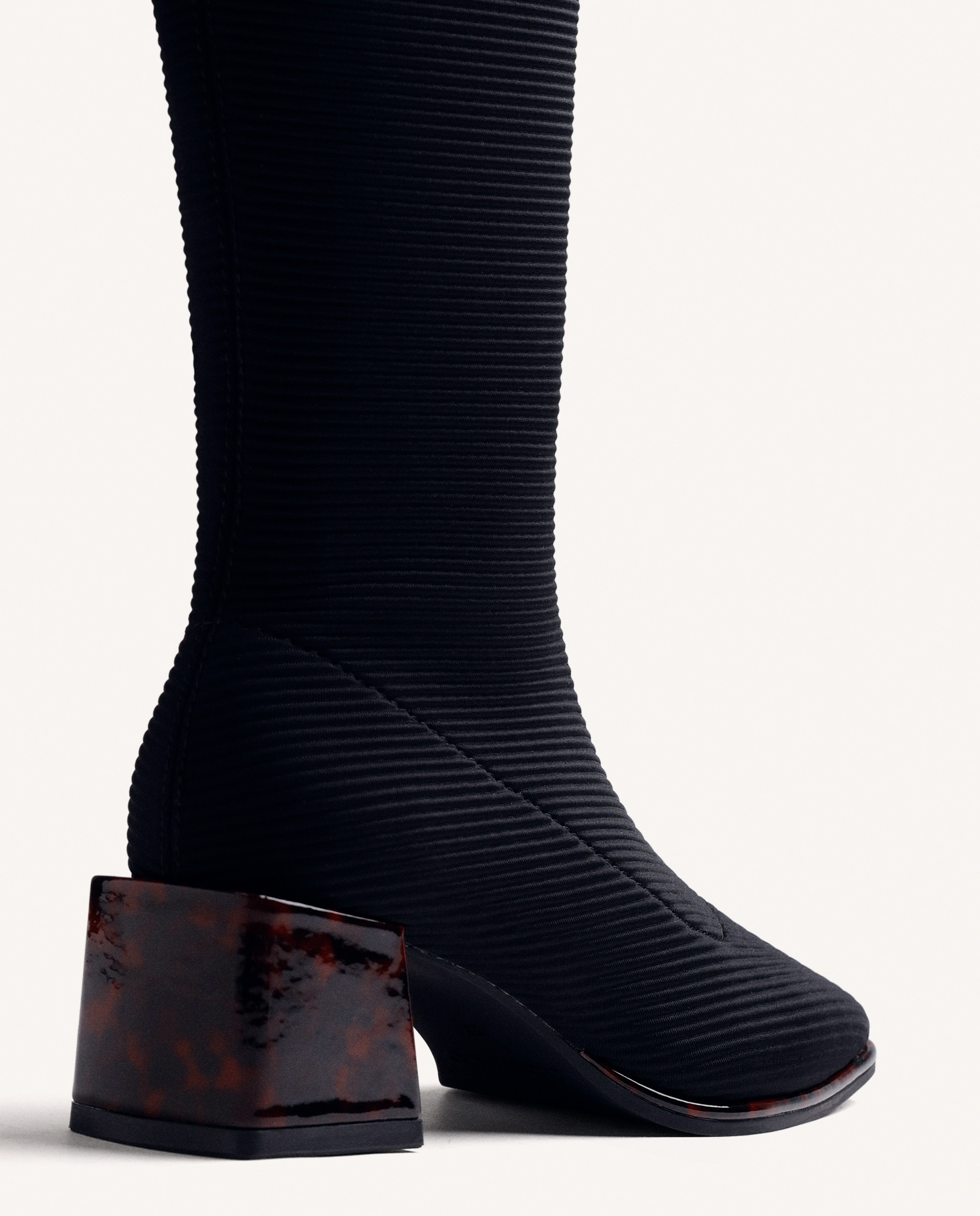 Botas Básicas com Cano Alto Tipo Meias e Tacão Tipo Bloco com Efeito Tartaruga Preto-4