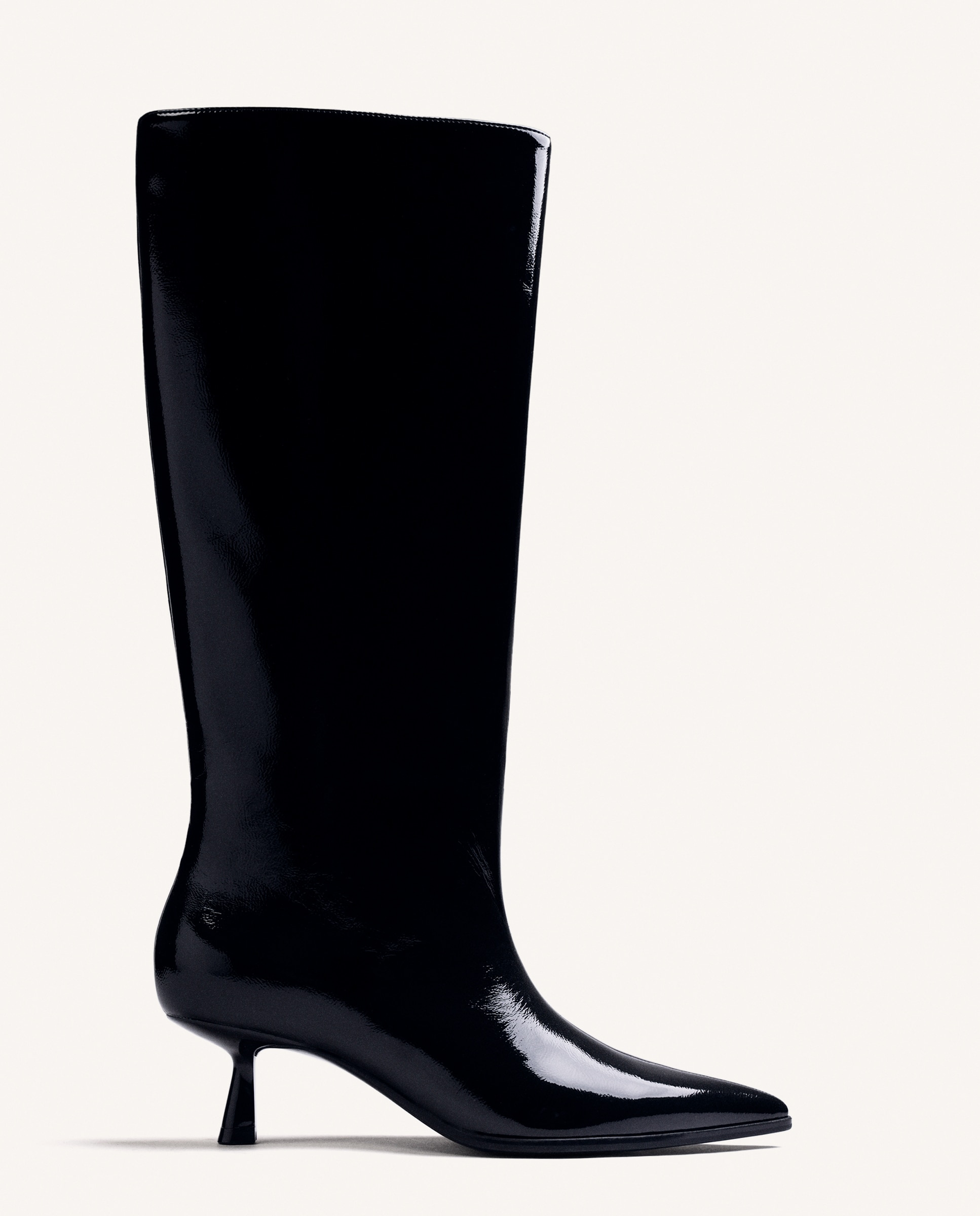 Imagem 0 de Botas Básicas com Cano Alto e Largo e Tacão Tipo Kitten