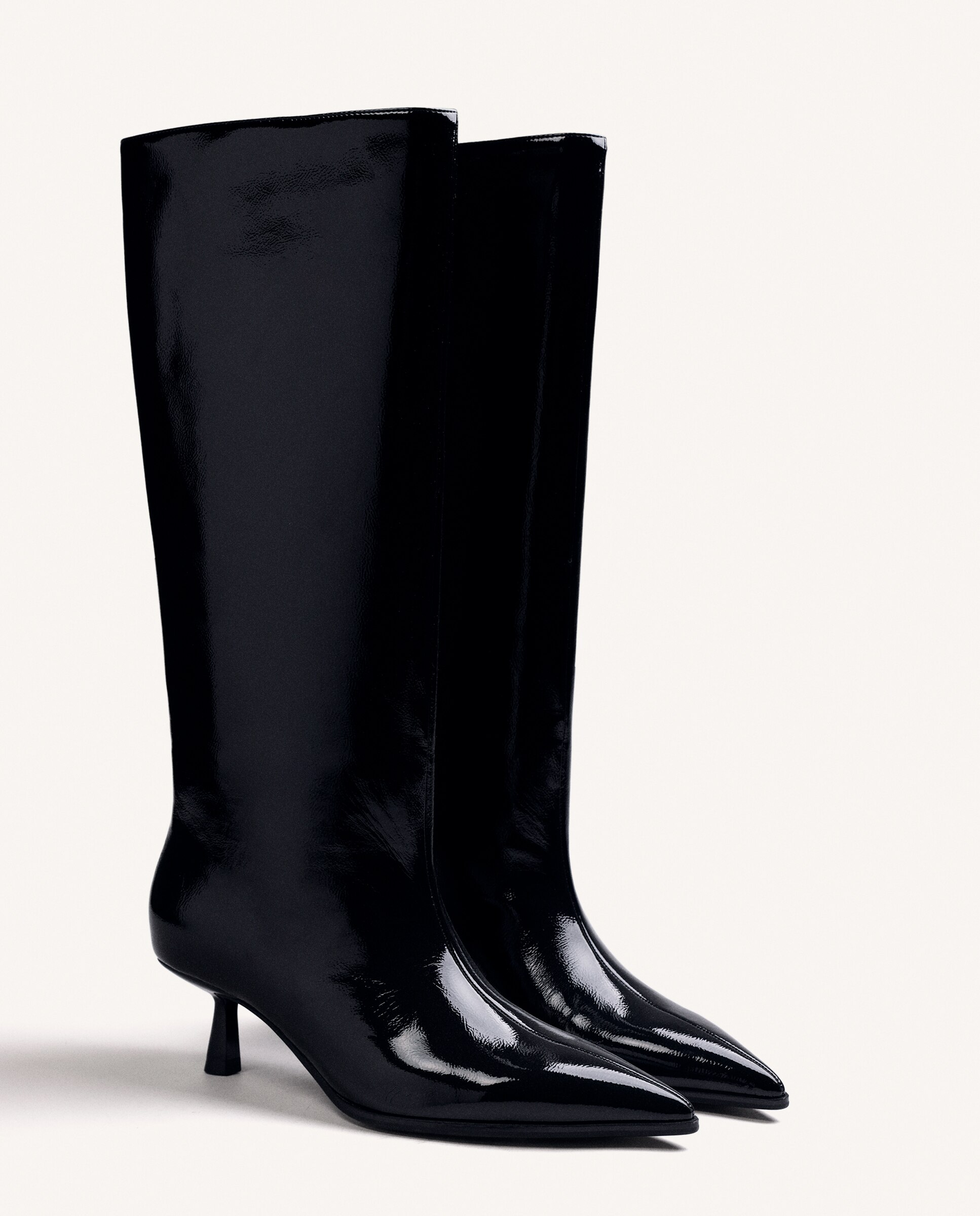 Botas Básicas com Cano Alto e Largo e Tacão Tipo Kitten Preto-2